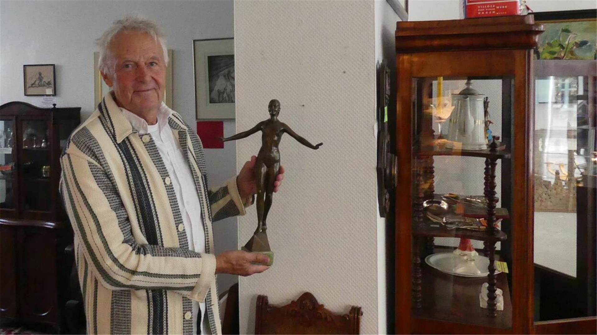 Manfred de Buhr mit Skulptur