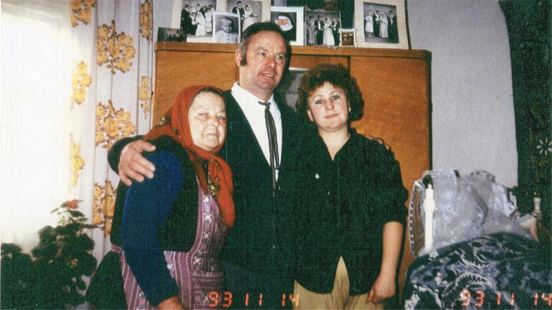 Anton Model bei dem ersten Treffen mit seiner Mutter Warga Taran, einer ehemaligen sowjetischen Zwangsarbeiterin, und einer Halbschwester in der Ukraine, 1993. Anton Model ist Teilnehmer im Projekt „trotzdem da!“.