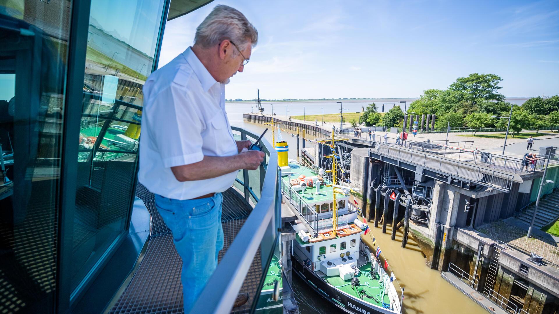 Archivbild: Nautiker Joachim Brendel überwacht den Schleusenvorgang des Salondampfers "Hansa".