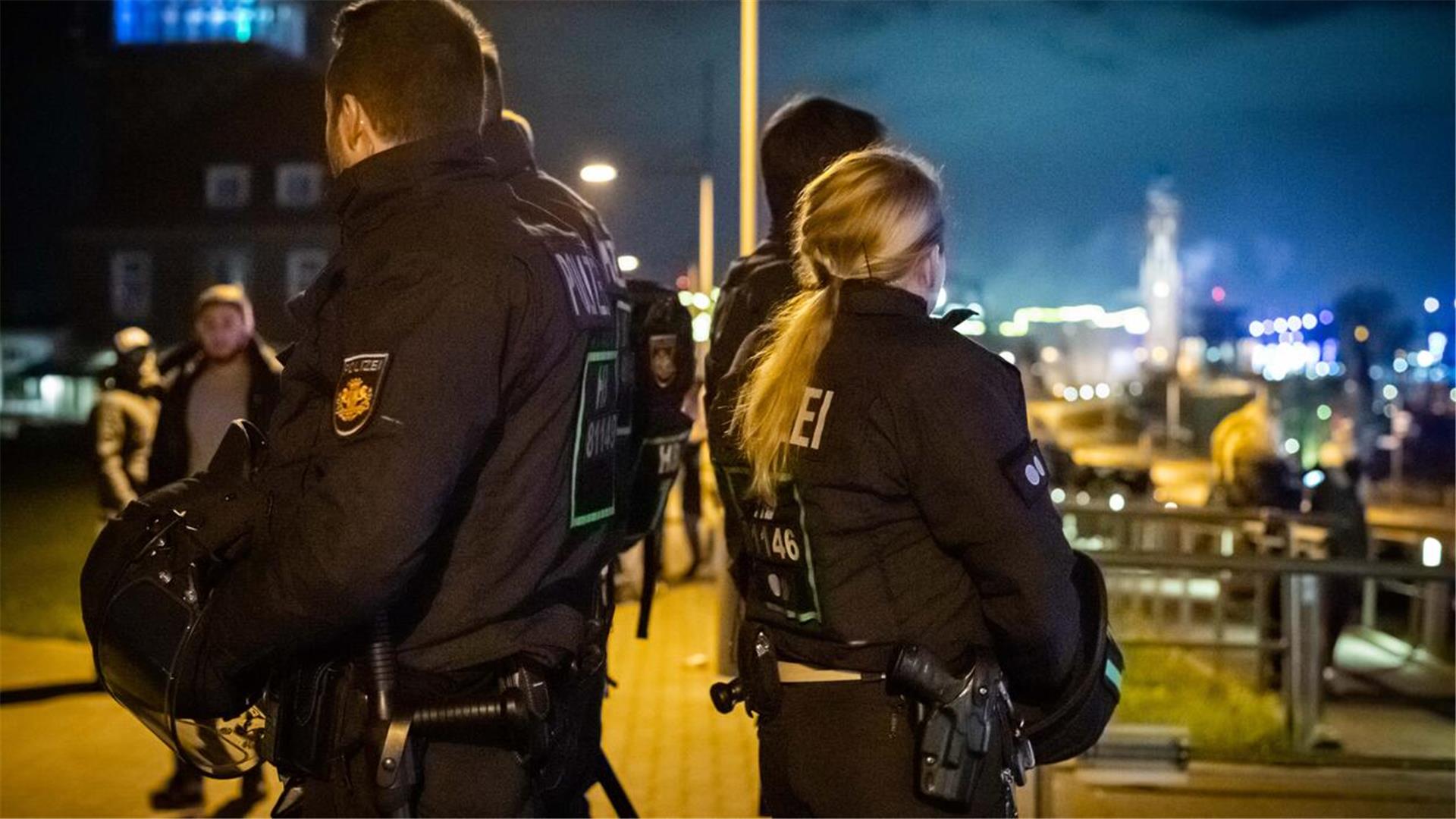 Archivfoto: Silvester am Deich. In der Silvesternacht 23/24 wurden Einsatzkräfte in Leherheide verletzt. 