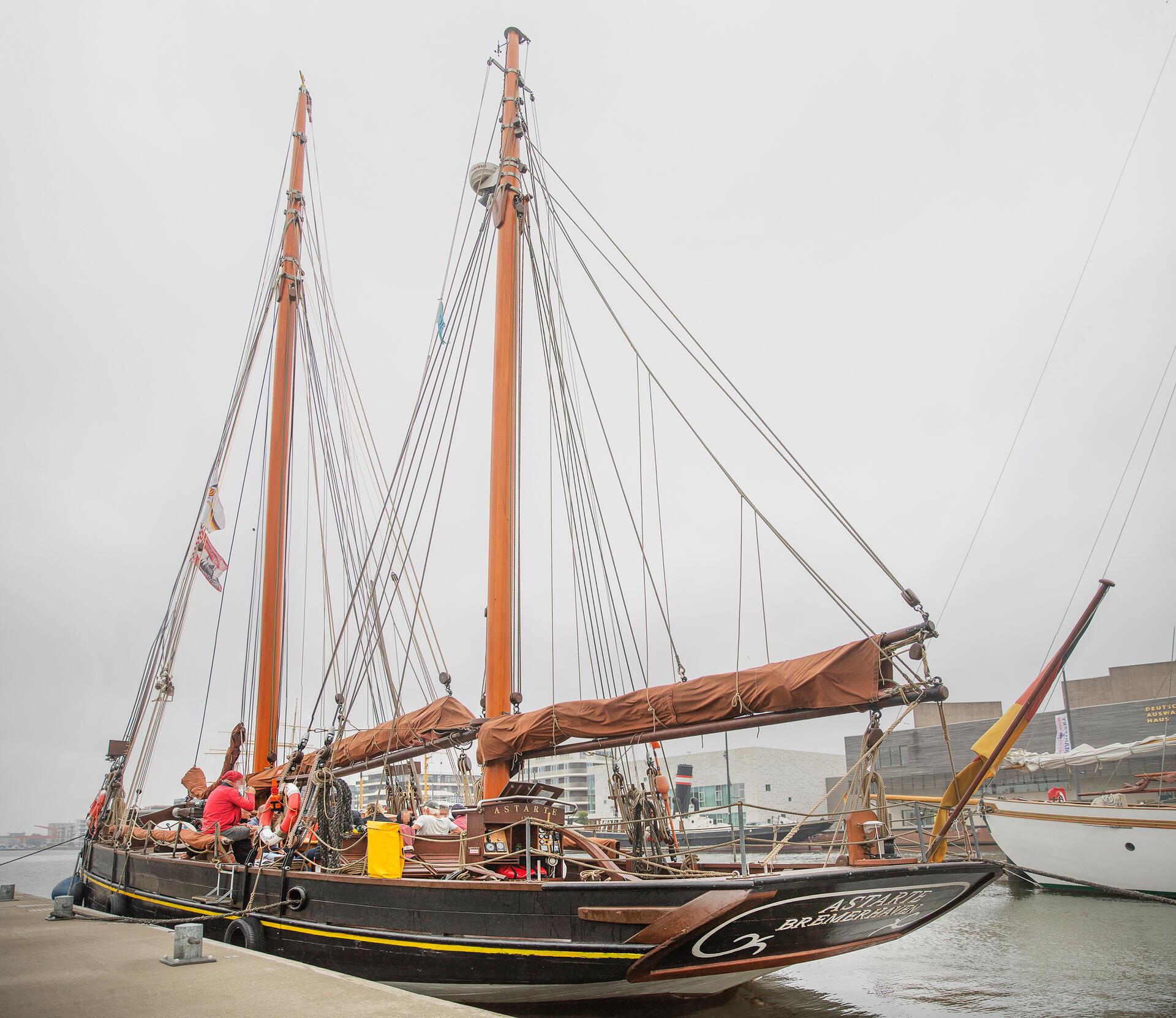 "Astarte" war mehrere Wochen unterwegs – nun kommt sie zurück und bietet Programm. Sie hat im neuen Hafen angelegt.