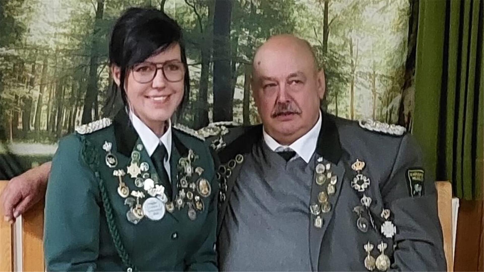 Zwei Menschen in Schützen-Uniform