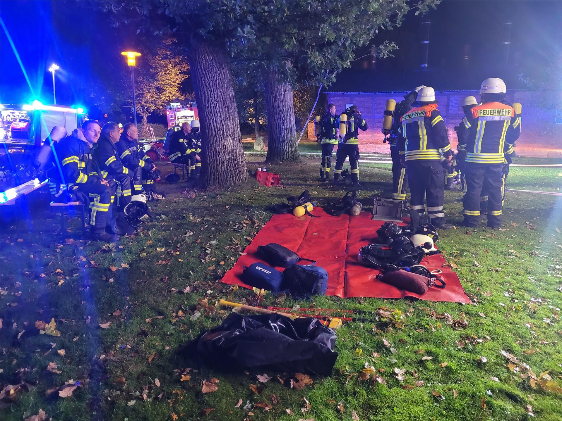 Atemschutzgeräteträger warten auf ihren Einsatz.