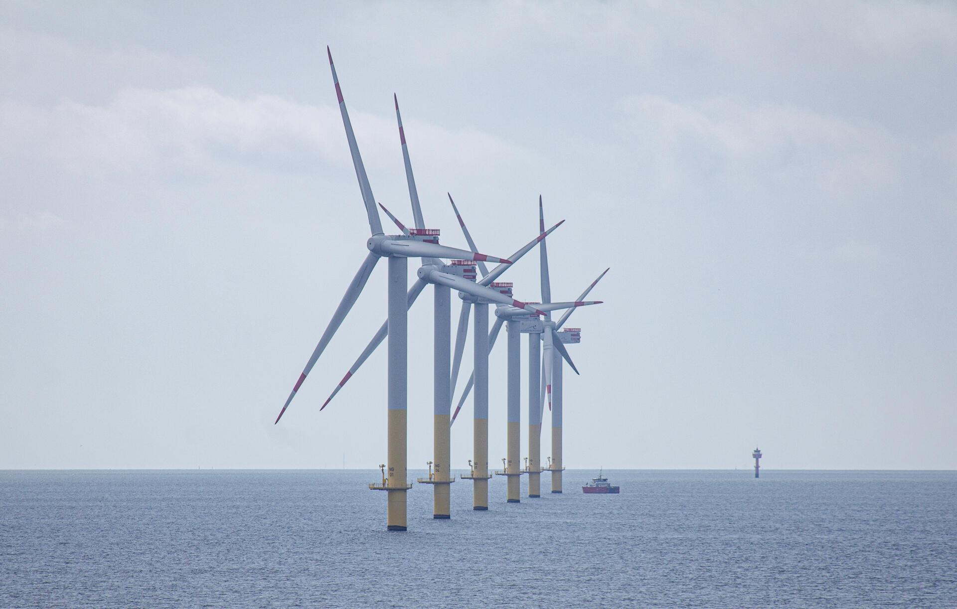 Auc den benachbarten Windpark hat man bei guter Sicht vom Leuchtturm "Alte Weser...