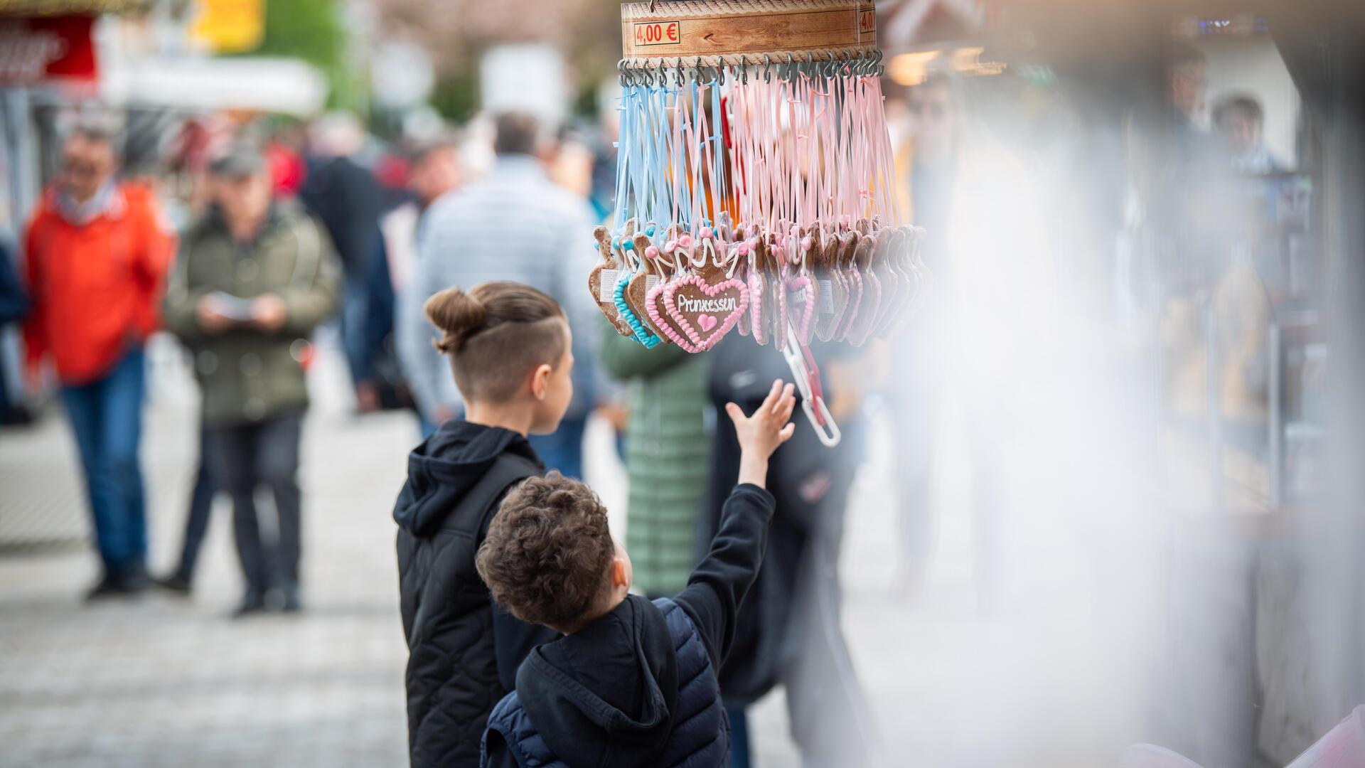 Auch Familien bummelten über den Markt.