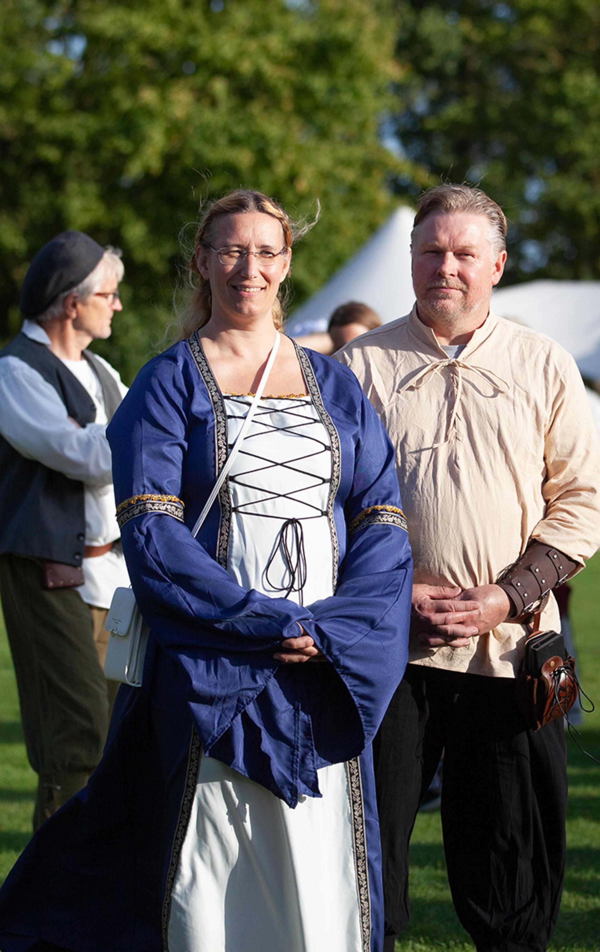 Auch Midlums Ortsbürgermeisterin Patricia Gerhardt und ihr Mann Rene halten sich an die Bitte der Veranstalter, sich für die Historischen Festtage in Mulsum passend zu kleiden.