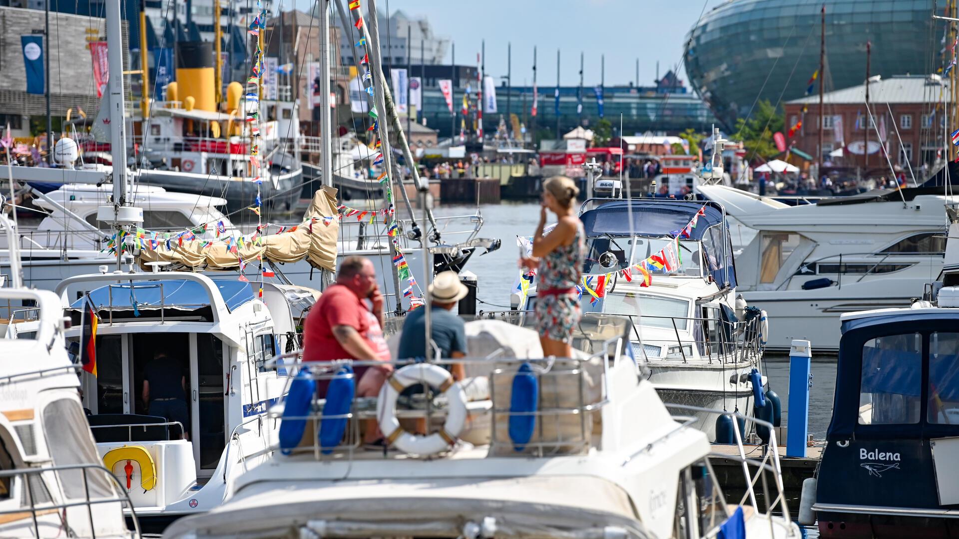 Menschen auf einem Boot an einem Hafen. 