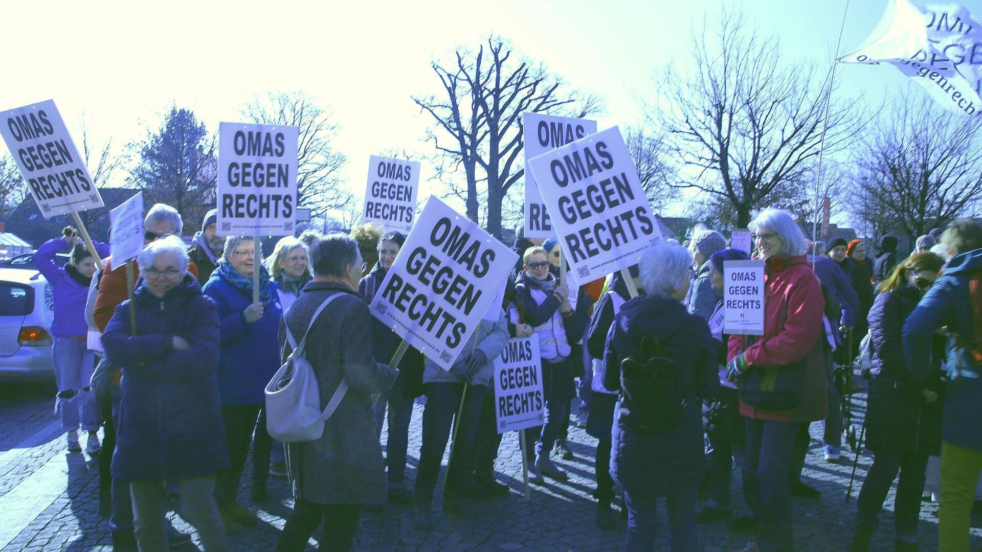 Auch bei der Demo in Zeven haben die „Omas gegen Rechts“ gezeigt, dass sie „Aufstehen für Demokratie“.