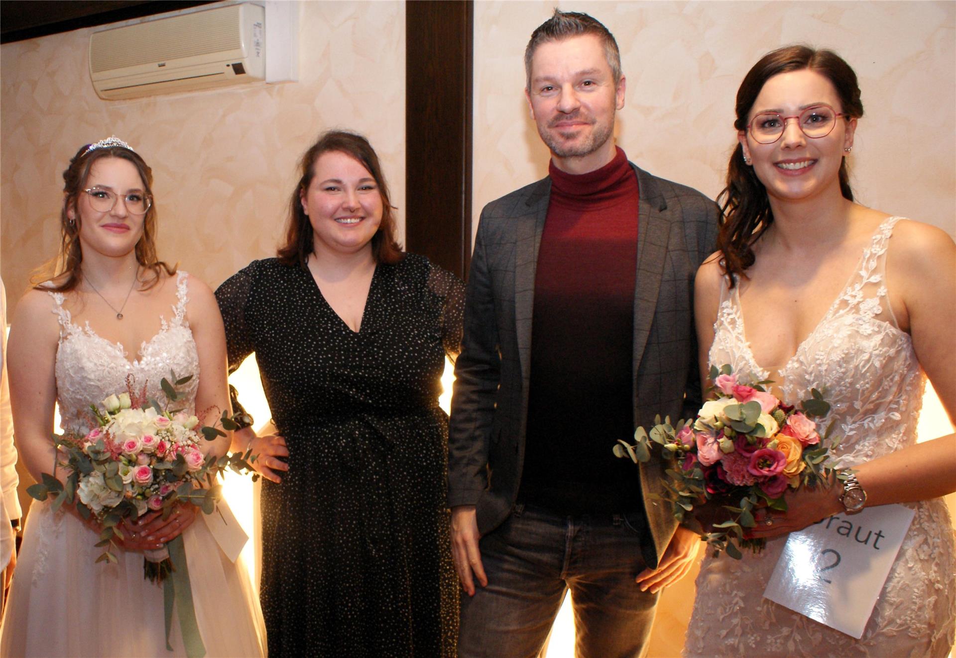 Auch bei der diesjährigen Hochzeitsmesse, initiiert von der Bremervörder Zeitung, wird die Braut des Jahres gewählt. Das Foto zeigt die Kandidatinnen des Vorjahres mit Medienberaterin Mandy Matsche und Anzeigenleiter Marcel Kimmling.