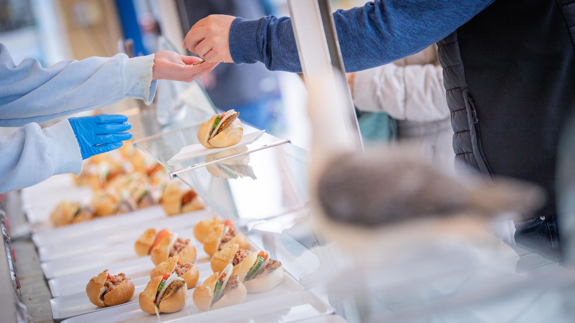 Auch das klassische Fischbrötchen durfte zur Party nicht fehlen.