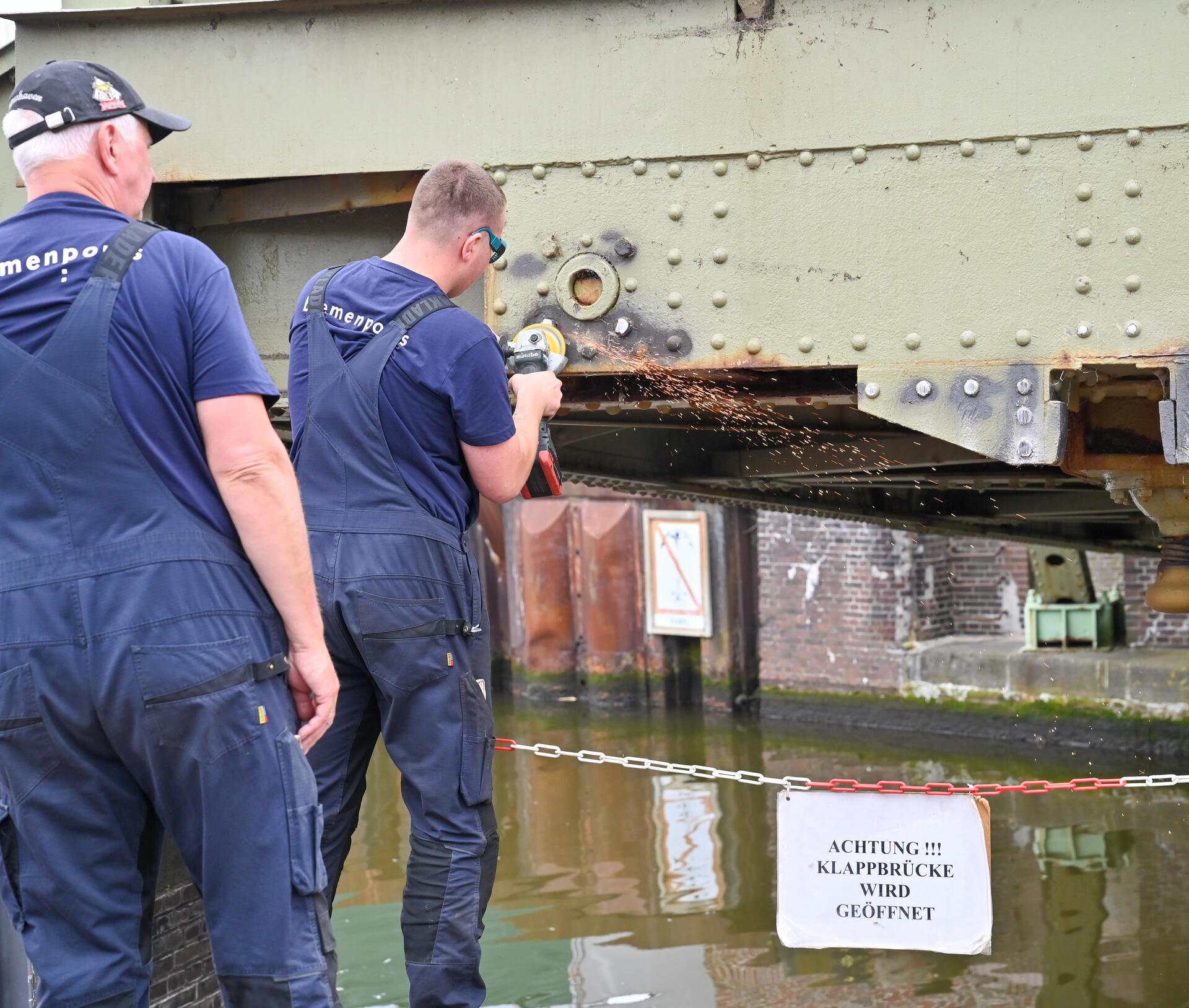 Auch das noch: Die Klappbrücke zwischen Altem und Neuem Hafen musste von Bremenp...