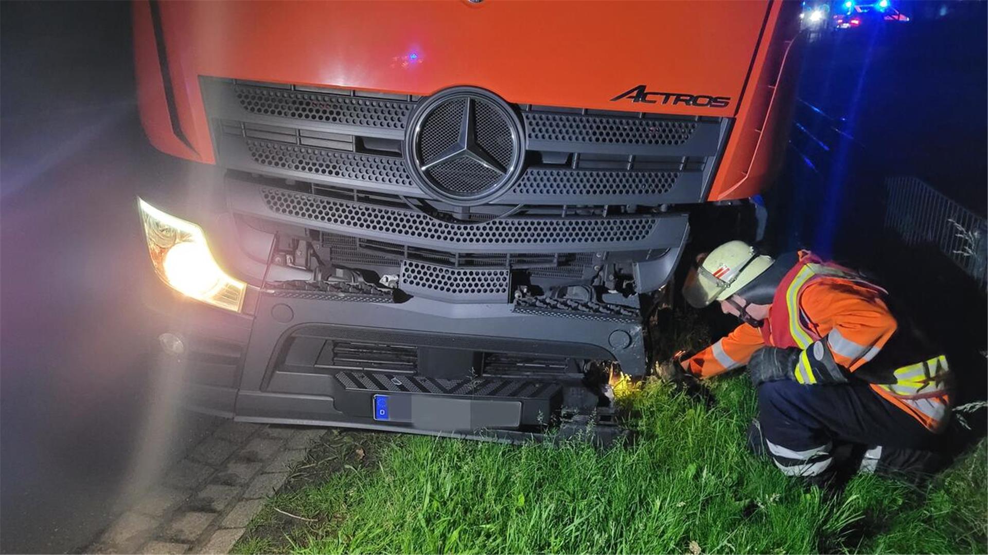 Auch der LKW wurde stark beschädigt.