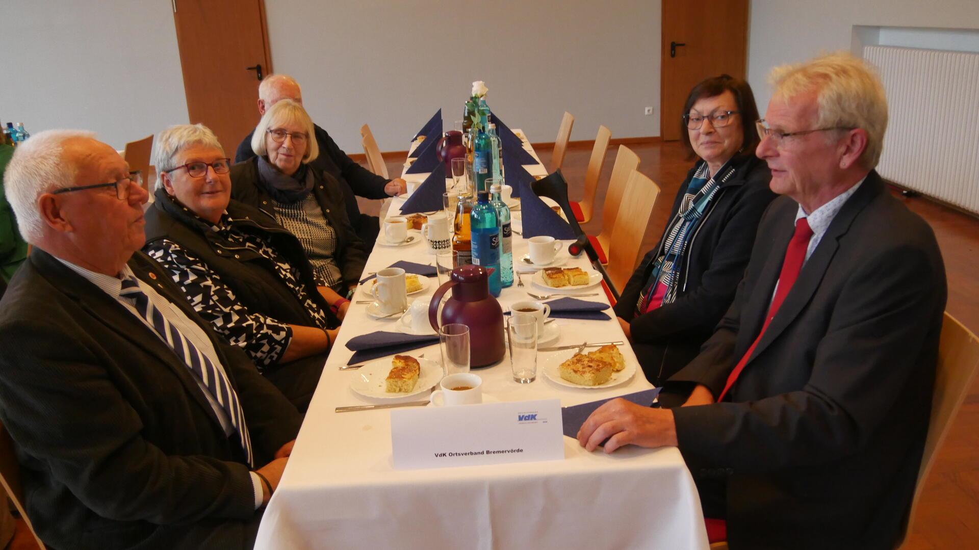 Auch der Vorstand des VdK-Ortsverbandes Bremervörde nahm an der Feier teil. Der Ortsverbandsvorsitzende Friedrich Norden (links) und sein Stellvertreter Jens Glandorf (rechts) genossen mit den weiteren Vorstandsmitgliedern das Jubiläumsfest. 