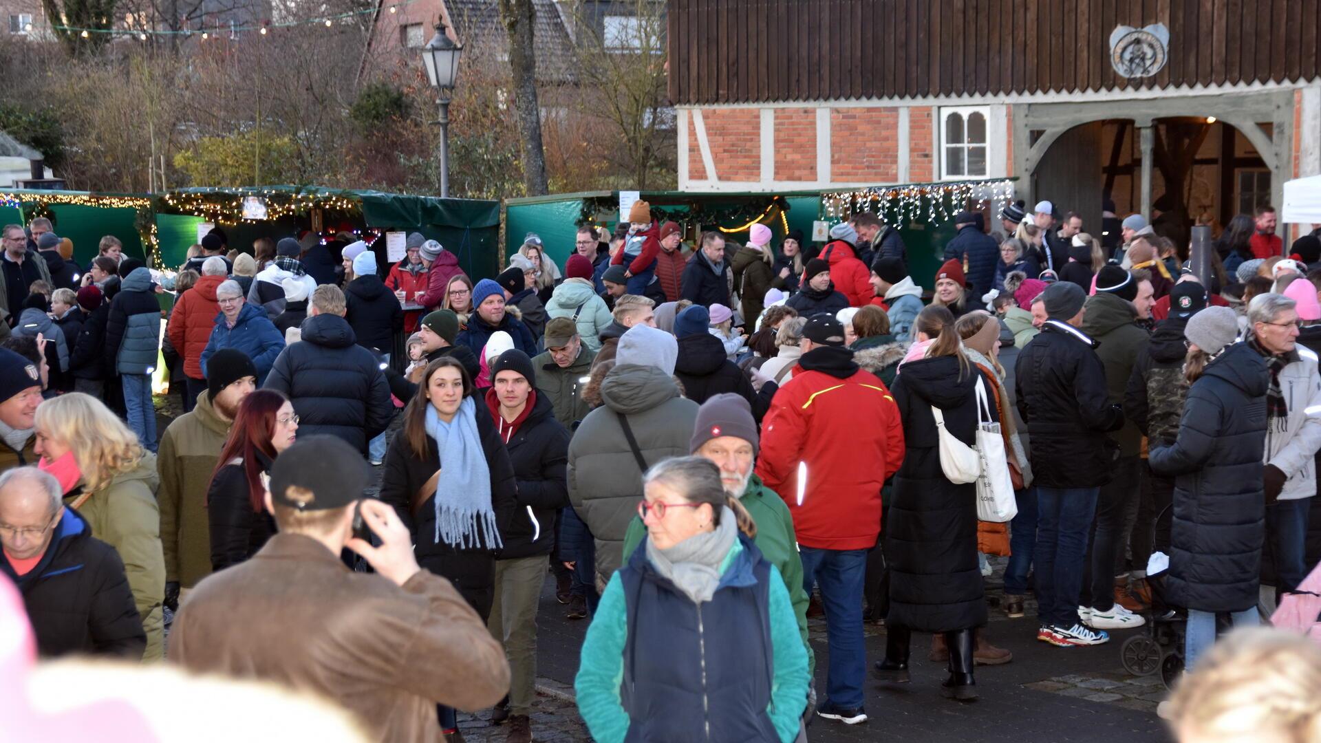 Auch die Buden und Stände im Bereich der Wassermühle waren stets dicht umlagert.