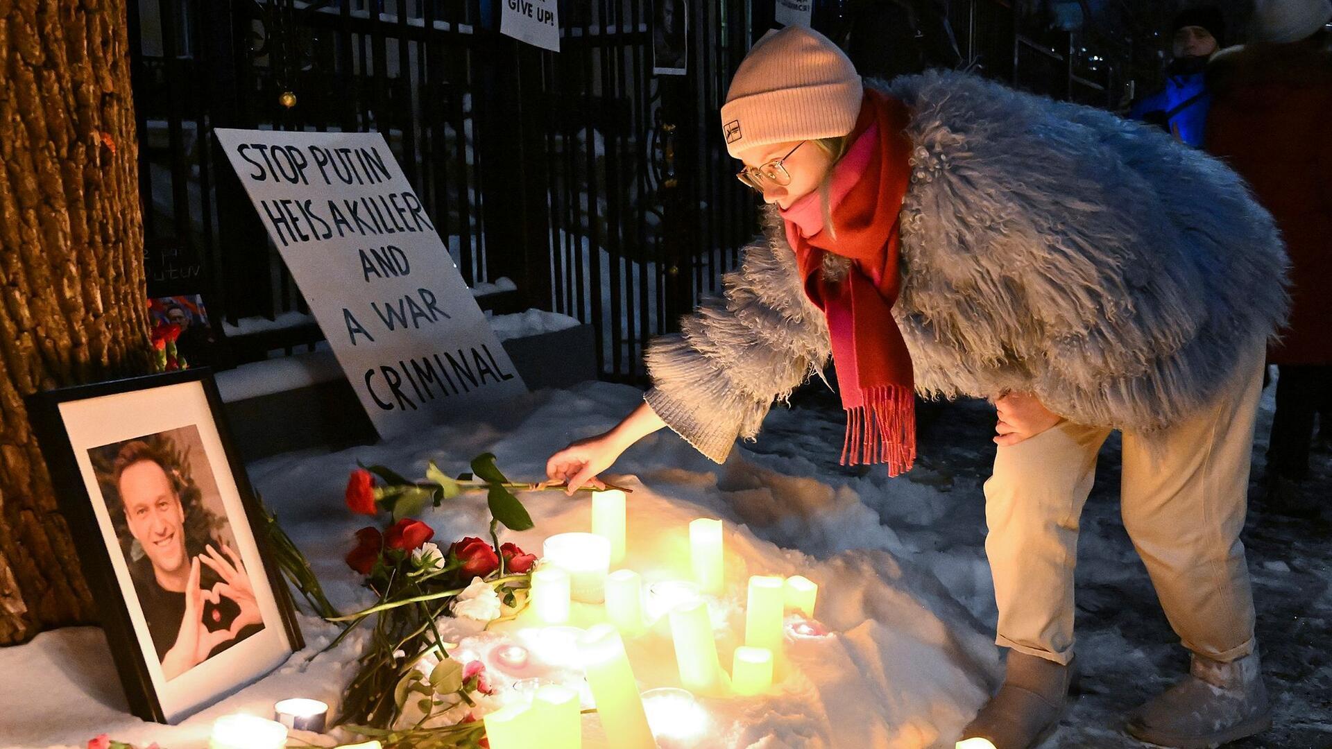 Auch im kanadischen Montreal legen Menschen Blumen für den verstorbenen russischen Oppositionellen Nawalny nieder.