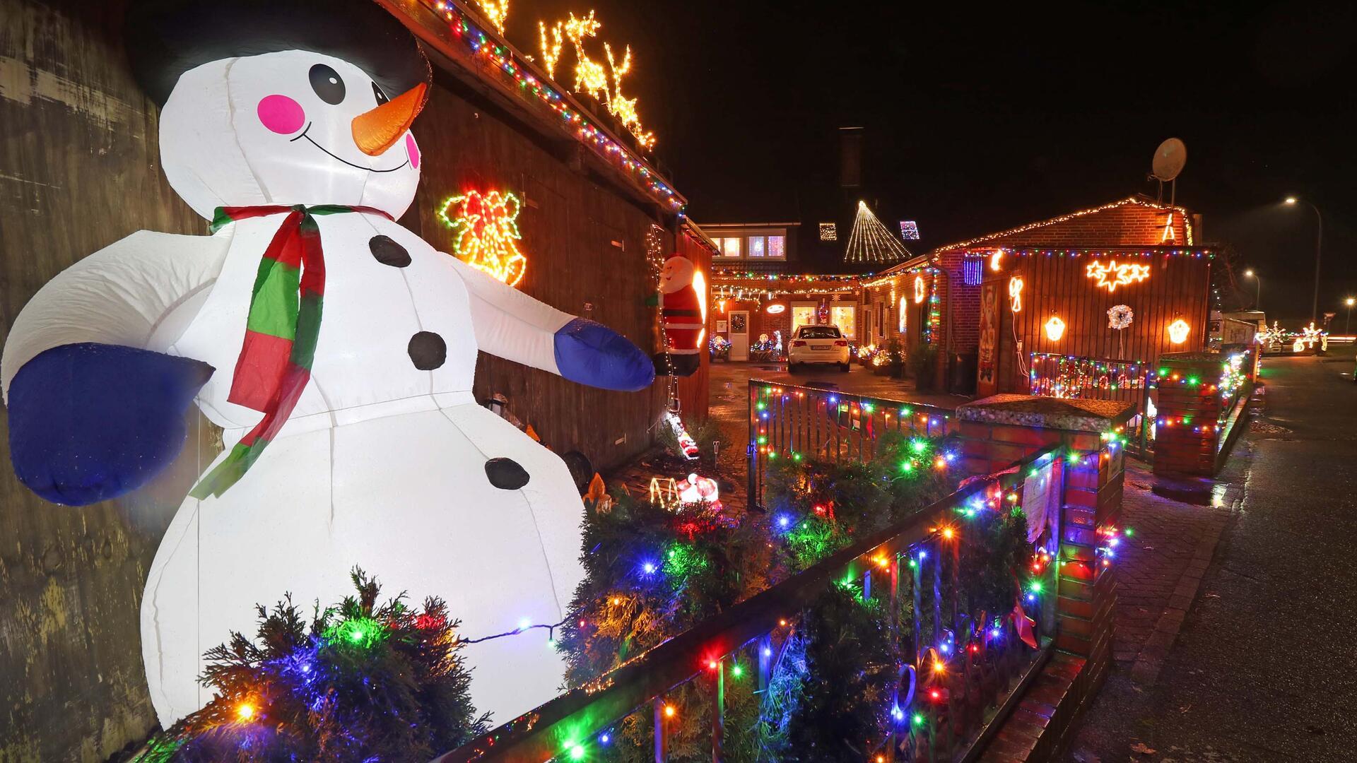 Auch in diesem Jahr ist das Weihnachtshaus der Familie Schwittay an der Ellhornstraße in Uthlede wieder ein farbenprächtiger Blickfang.