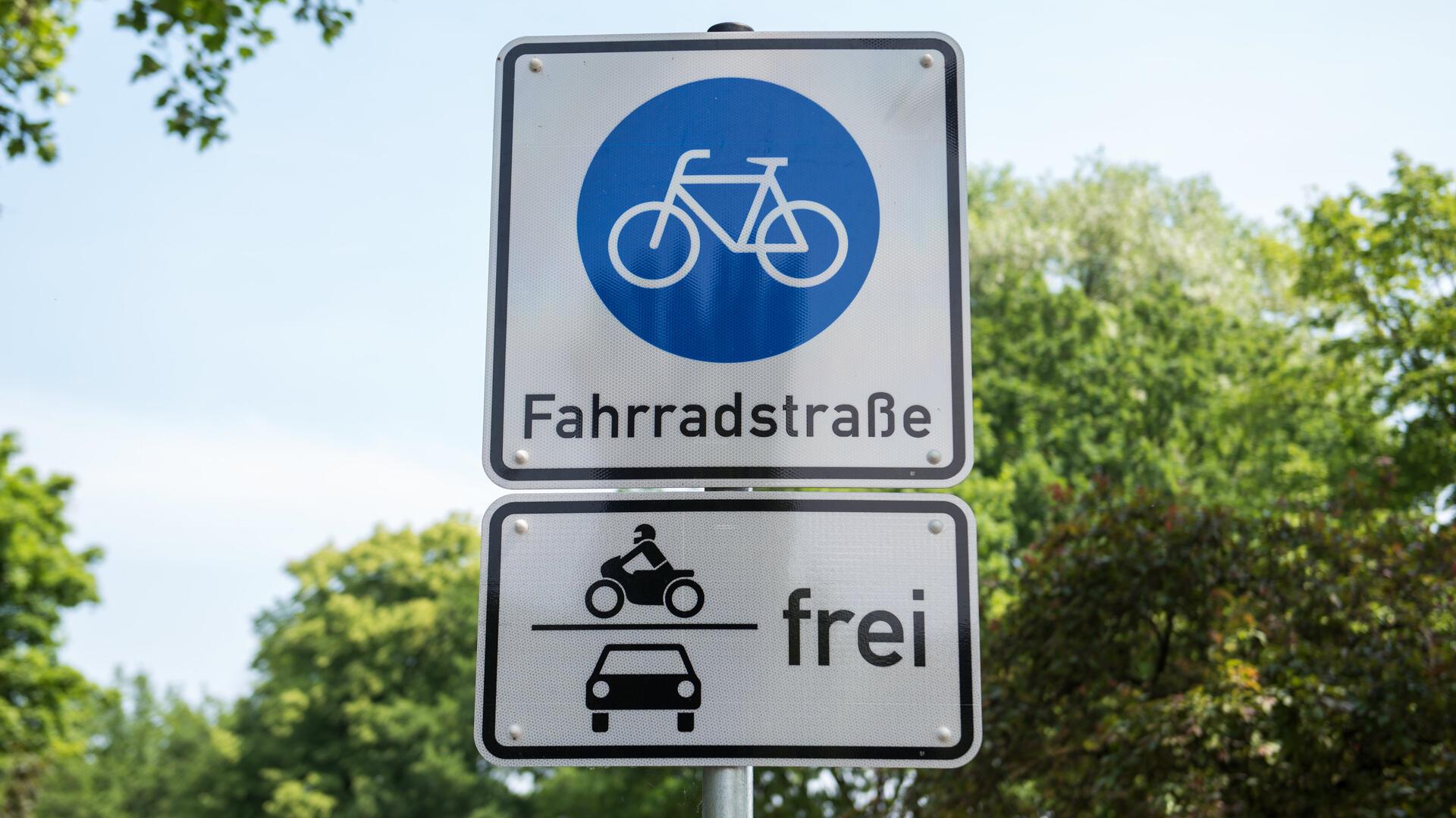 Auch wenn die Fahrradstraße für einspurige Fahrzeuge wie Motorräder und Roller und mehrspurige Fahrzeuge wie Pkw und Lkw gemäß Ausschilderung freigegeben ist, müssen diese sich den Radfahrern unterordnen