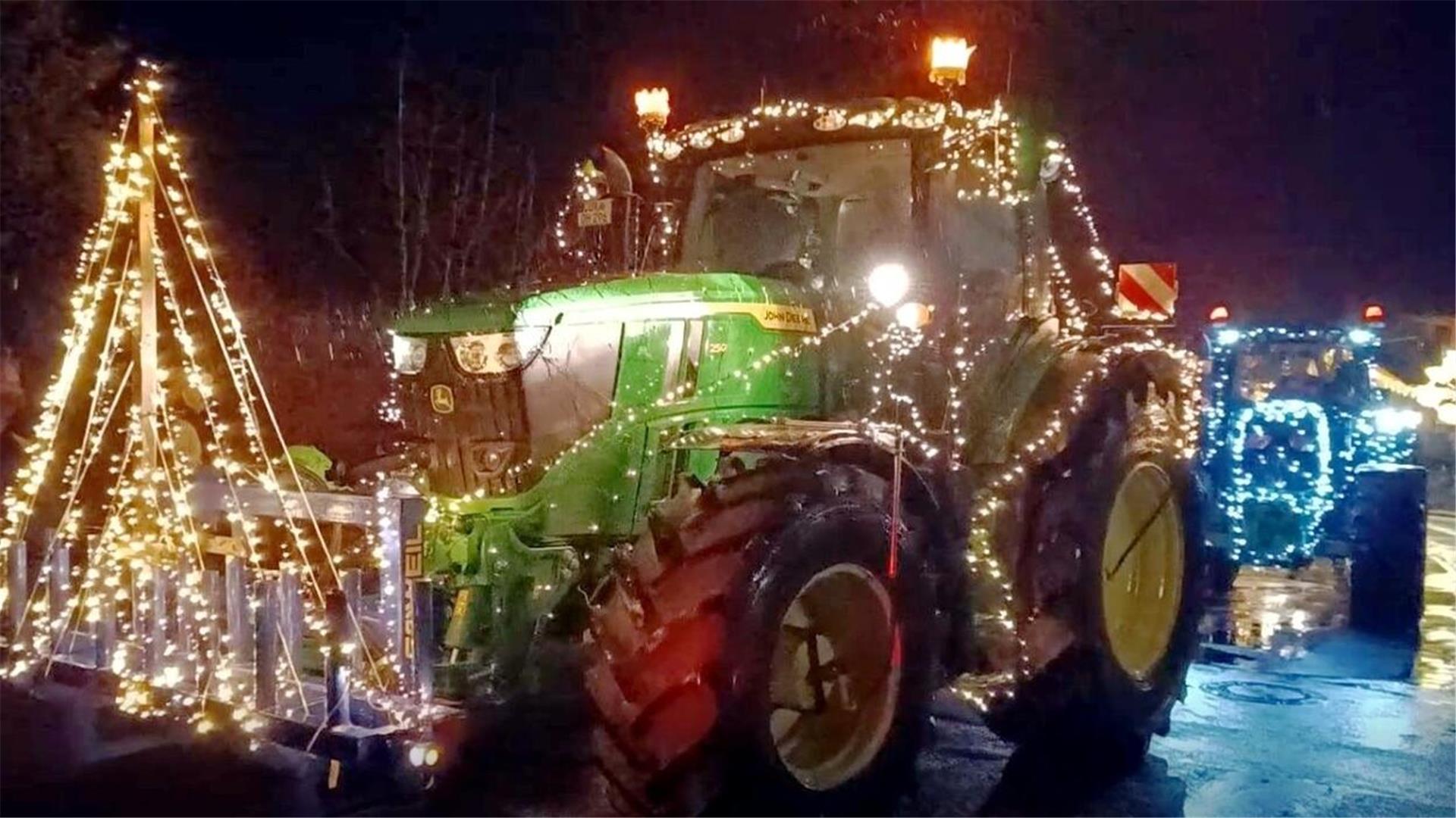 Auf Lichterfest: So wie in Sievern im vergangenen Jahr werden auch in Lunestedt und Bokel wieder dutzende beleuchtete Traktoren auf den Straßen unterwegs sein. 