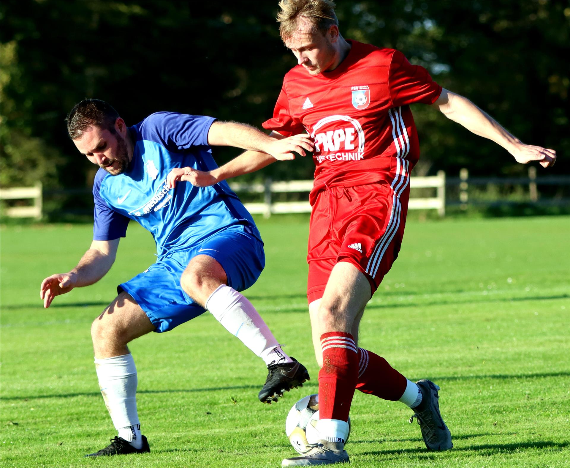 Auf Torjäger Lars Rademacher (li.) ist Verlass: Er hat in 13 Spielen zehnmal getroffen.