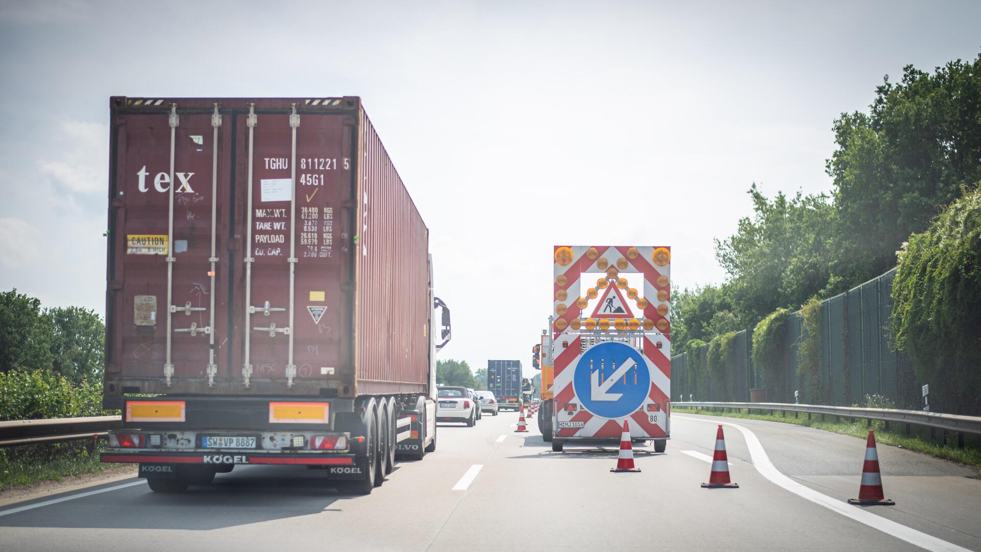 Auf Verkehrsteilnehmer in Bremerhaven kommen erneut Behinderungen zu. Die Autobahnbrücken an der Anschlussstelle Wulsdorf werden abgerissen und neu gebaut.