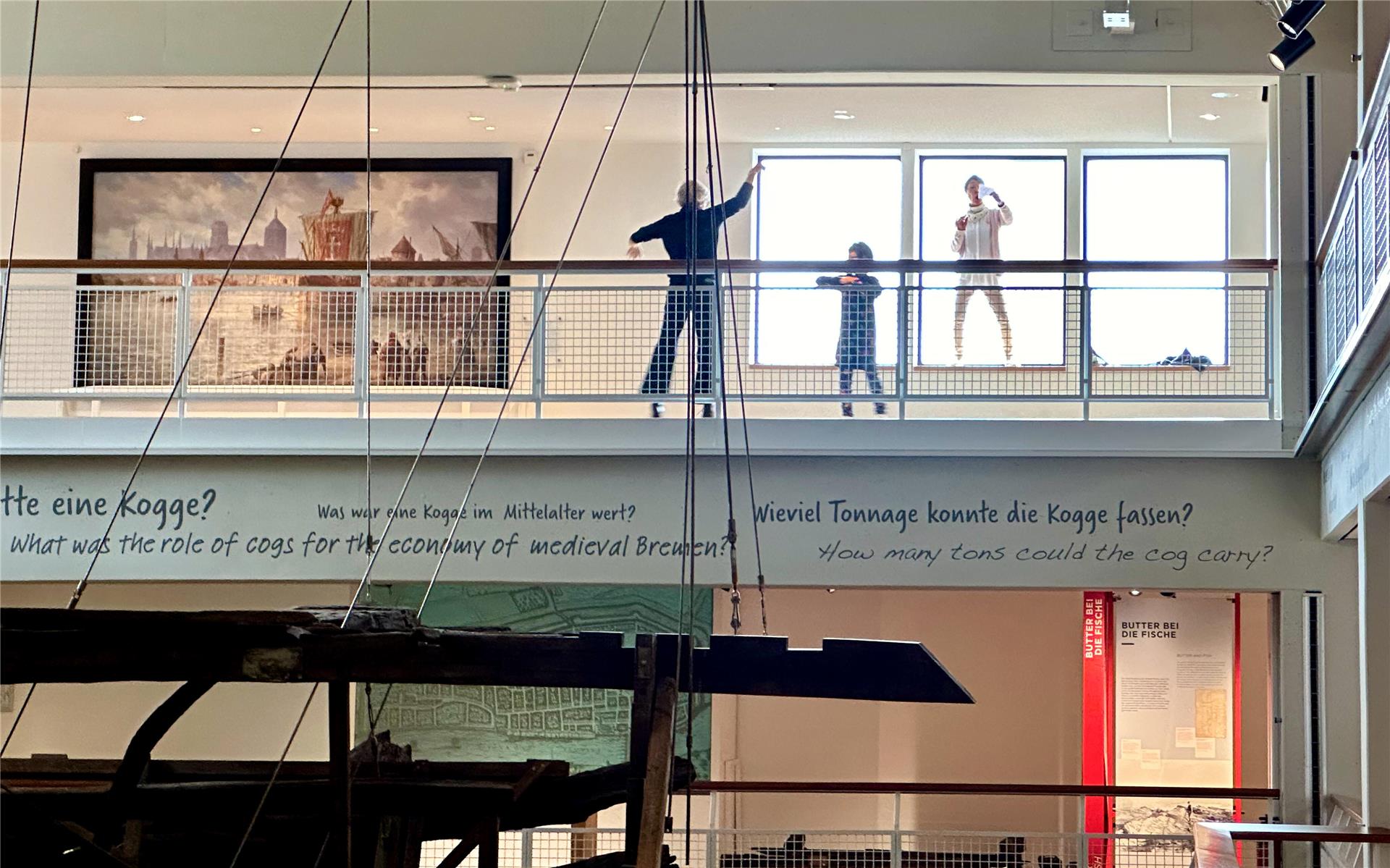 Auf allen drei Etagen der Kogge-Halle ist was los. 30 Tänzerinnen und Tänzer erobern bei dem Projekt „Was bleibt, wenn Du gehst?“ das Museum.