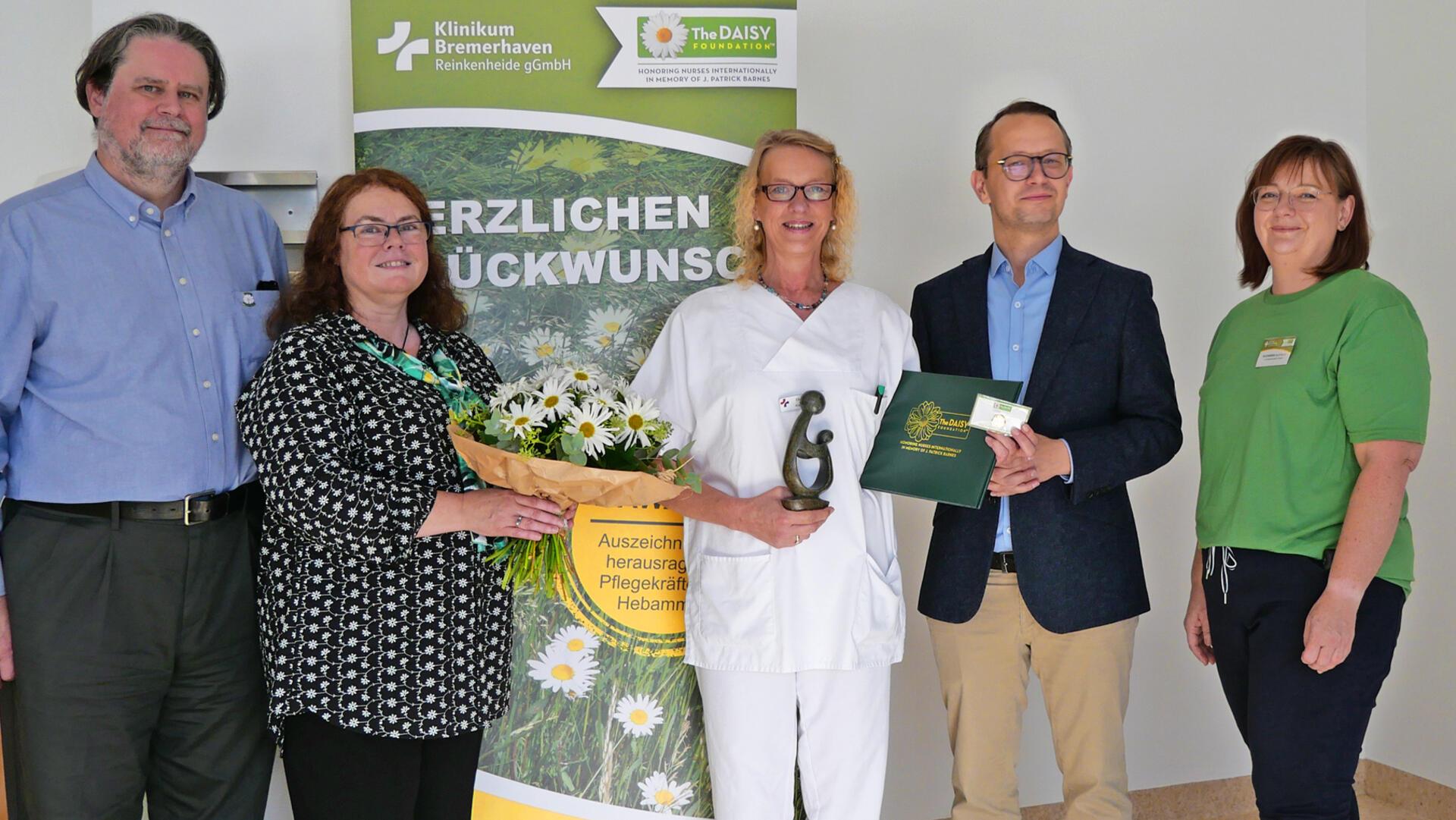 Auf dem Bild (von links): Adam und Melissa Barnes (Daisy-Foundation), Ilka Becker, Dr. Witiko Nickel, Pflegerischer Geschäftsführer (KBR) und Alexandra Bechmann, Vorsitzende des Daisy-Komitees.