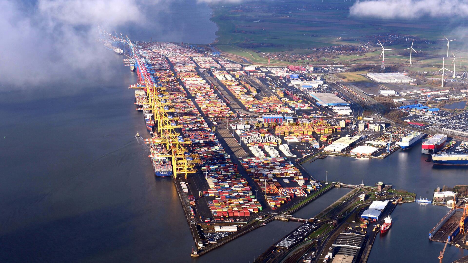 Luftaufnahme vom Containerterminal.