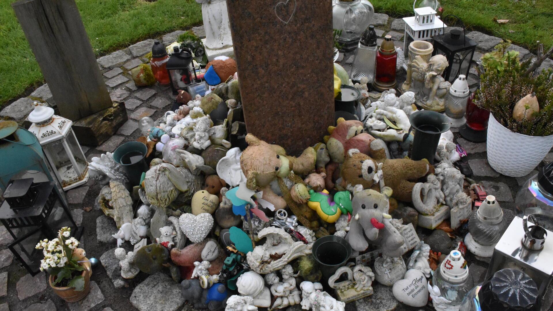 Auf dem Friedhof Spadener Höhe gibt es einen Gedenkstein für Sternenkinder.