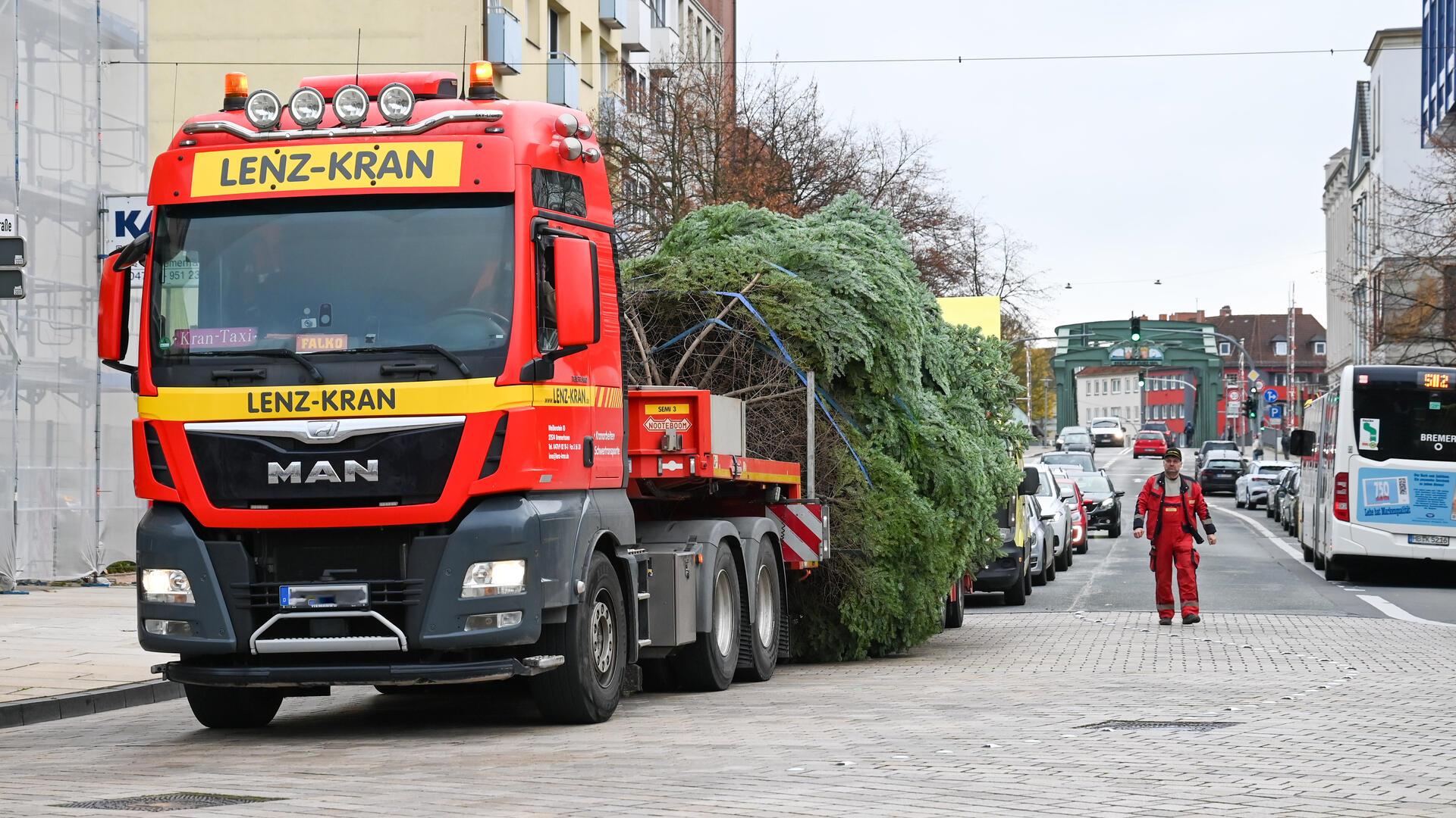 Auf dem Tieflader durch die Stadt. Die Tanne für den Weihnachtsmarkt auf dem Weg zum Theodor-Heuss-Platz.