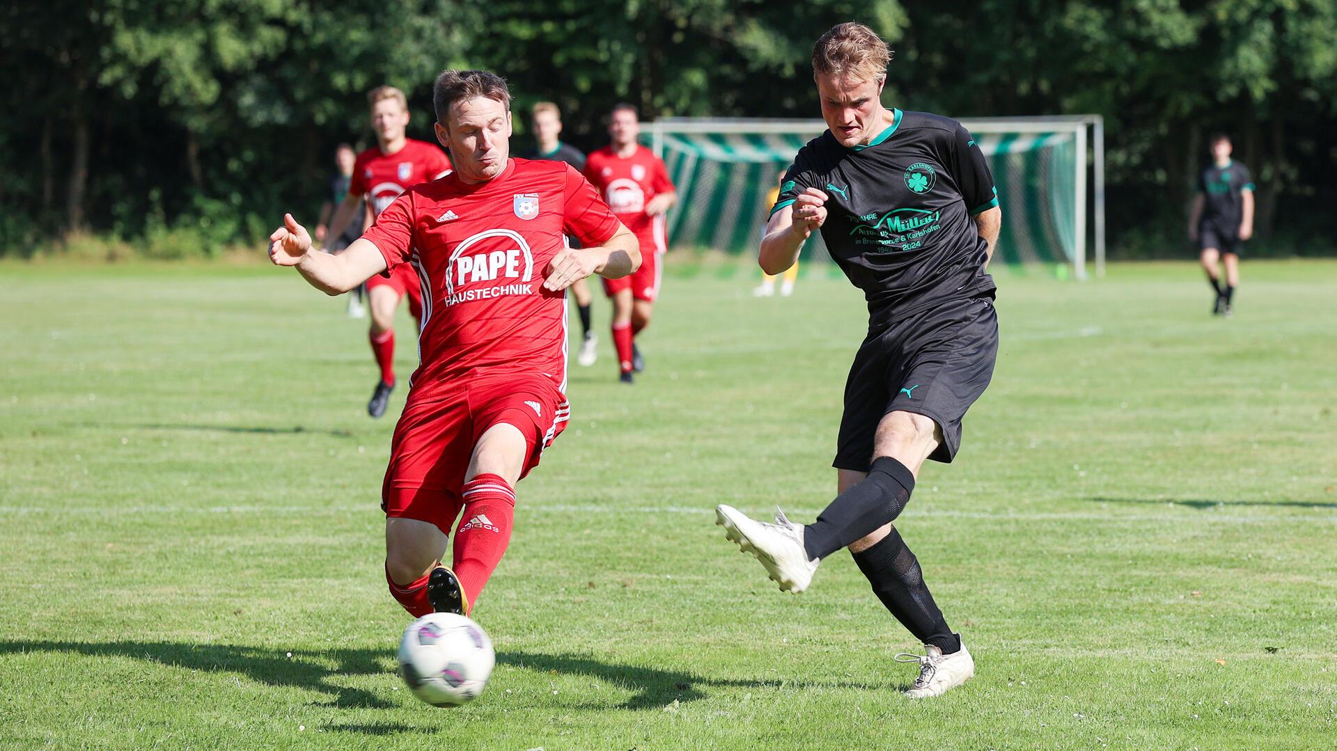 Auf dem Weg zum Ausgleich: den Schuss von Moritz Janning aus Nahdistanz kann Kevin Romer (links) nicht verhindern. Die Abwehr von H/N-Keeper Jasper Fahjen setzt TSV-Goalgetter Michel Stolzenberg anschließend in die Maschen.