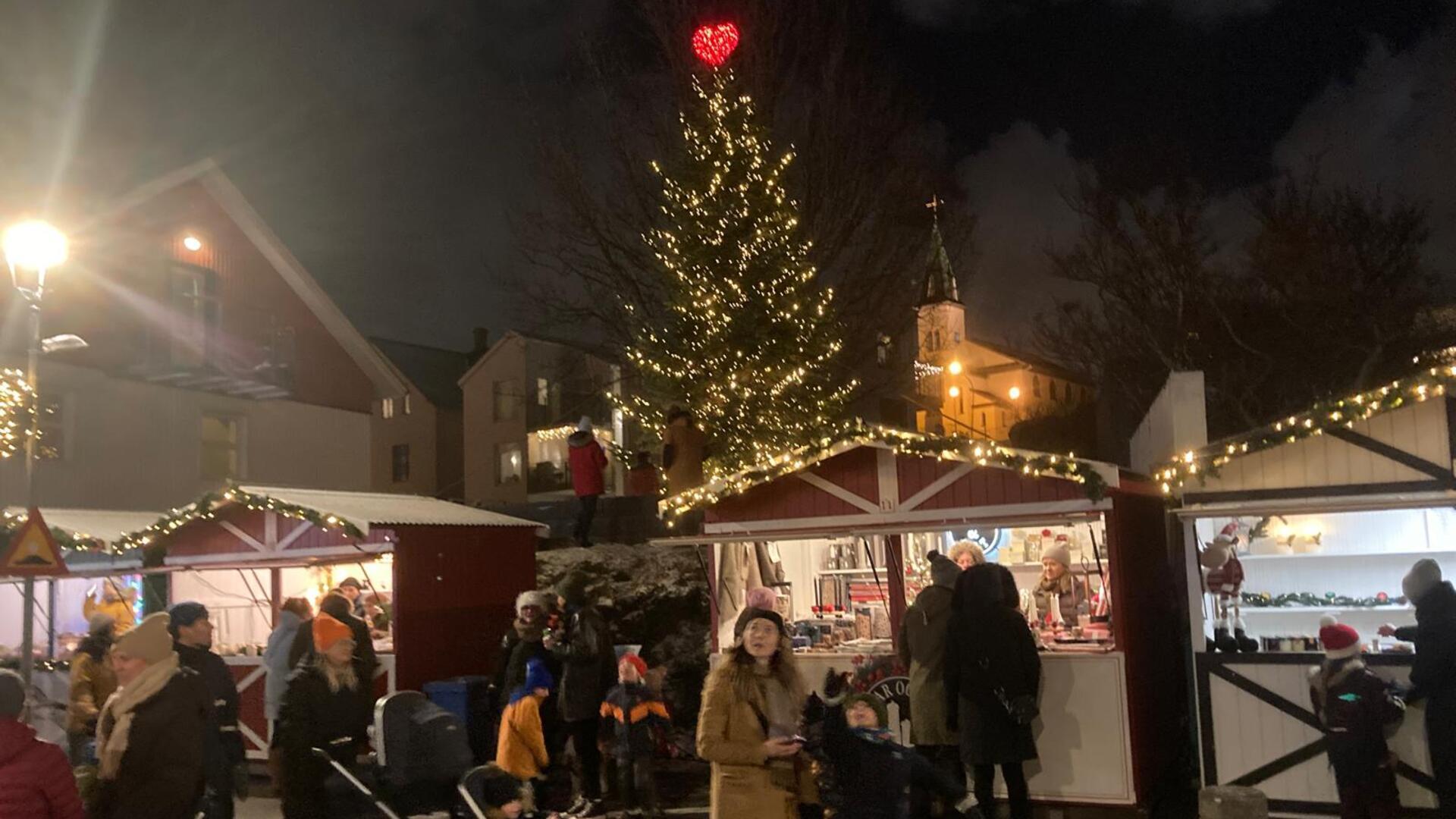 Auf dem Weihnachtsmarkt der isländischen Stadt Hafnarfjördur steht in diesem Jahr eine Nordmanntanne aus Beverstedt. 