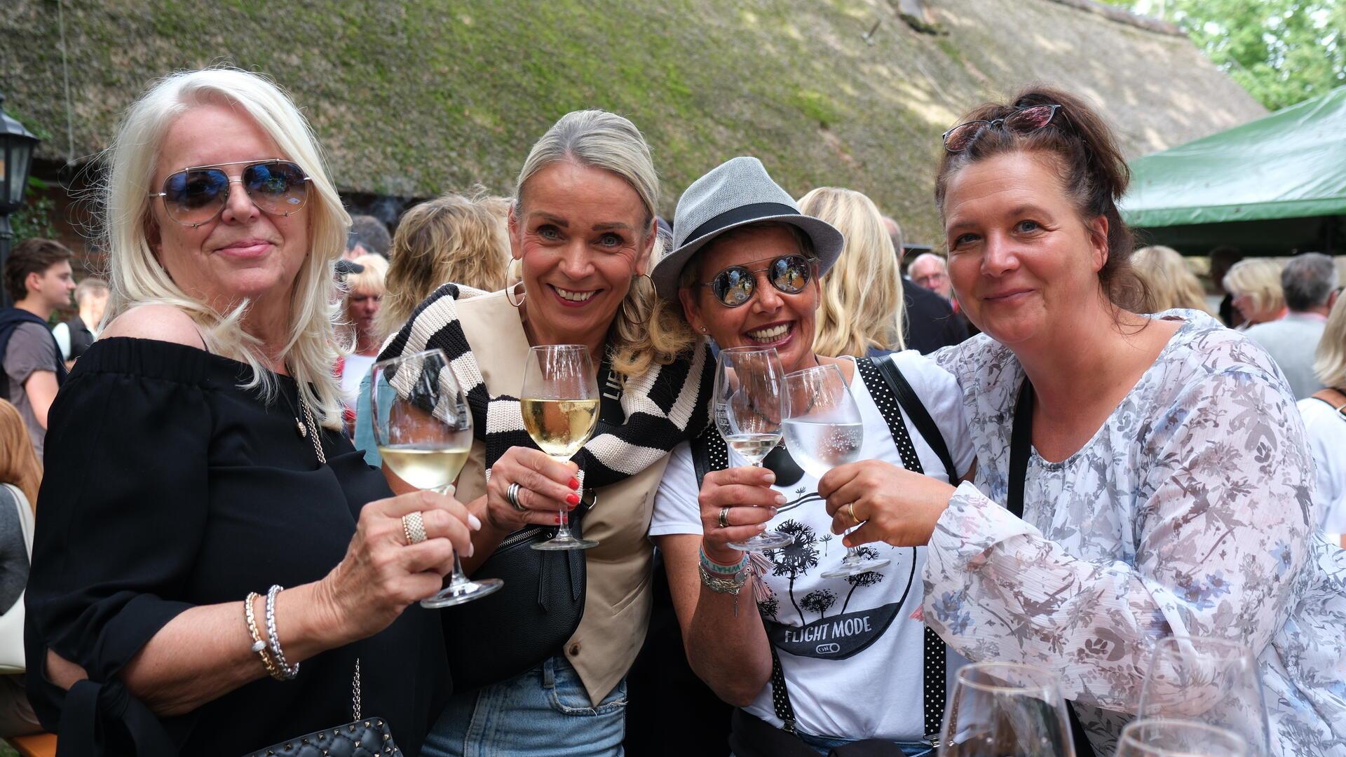 Gäste auf dem Weinfest des Scheeßeler Lions Club am Meyerhof.