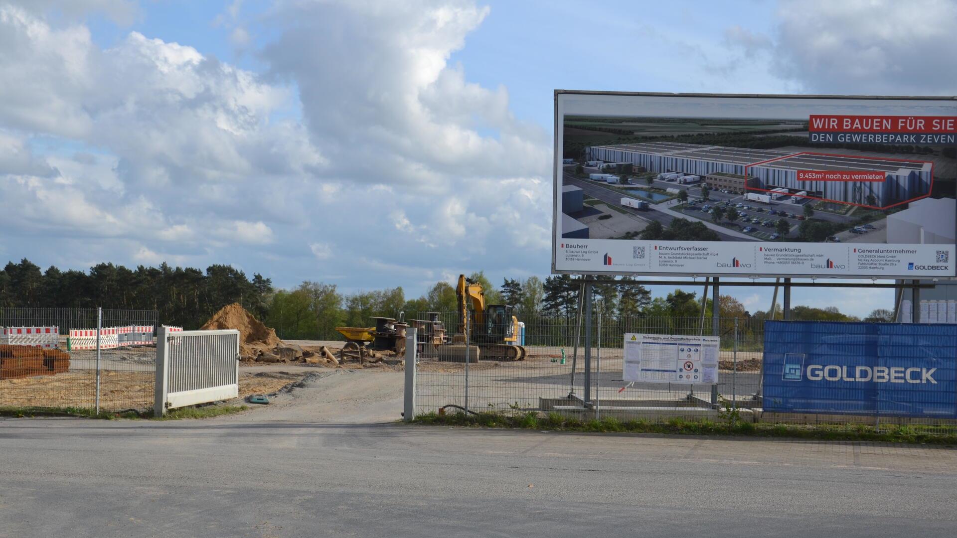 Ein Bauschild an der Straße Tannenkamp in Zeven-Aspe kündigt den Bau einer Logistikhalle an.