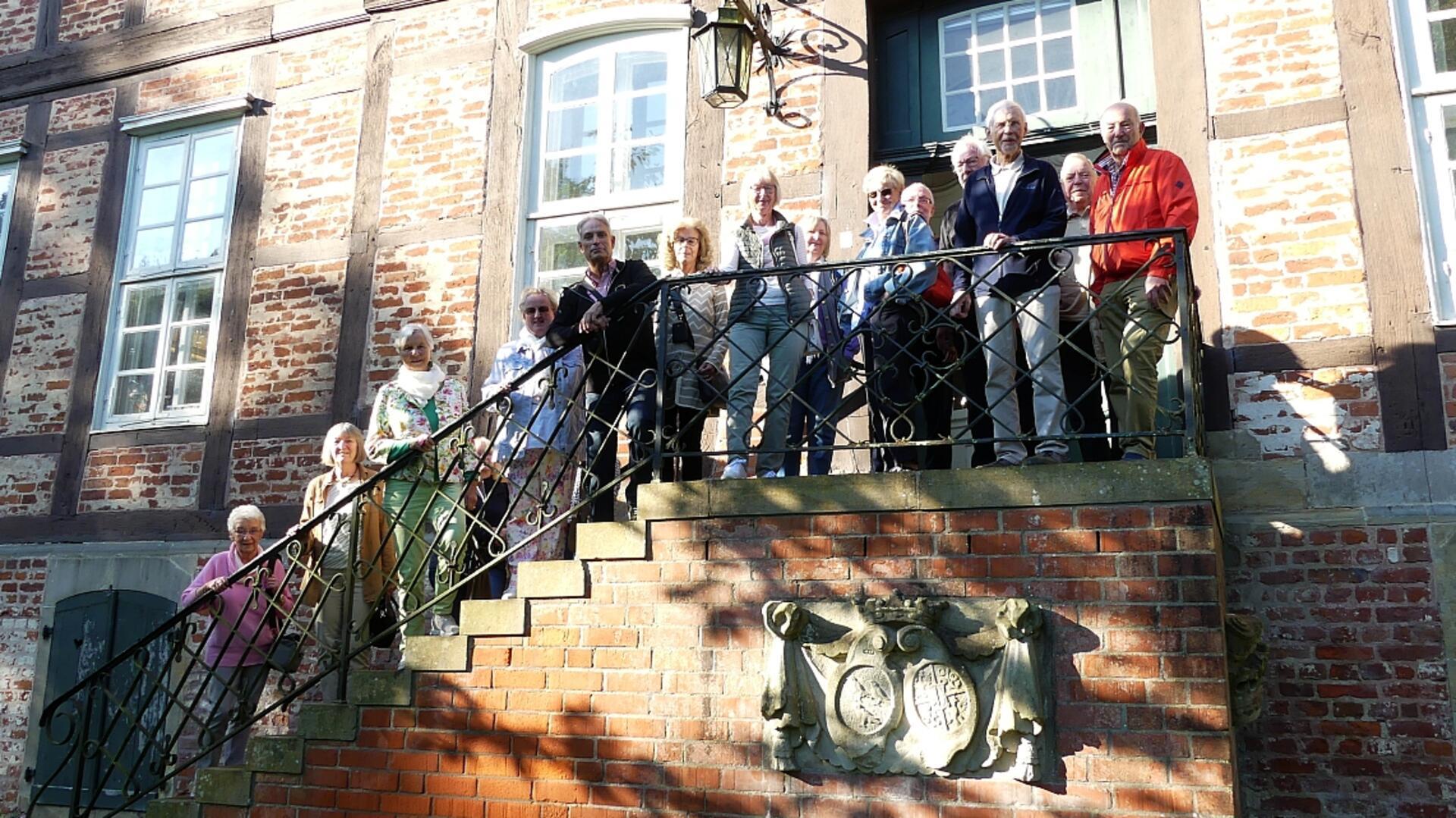 Auf den Stufen des ehemaligen Adelssitzes: Die Herbstfahrt der „KulTour“-Gruppe des KuH Bremervörde führte zum Heimatmuseum Schloss Schönebeck in Bremen-Nord.