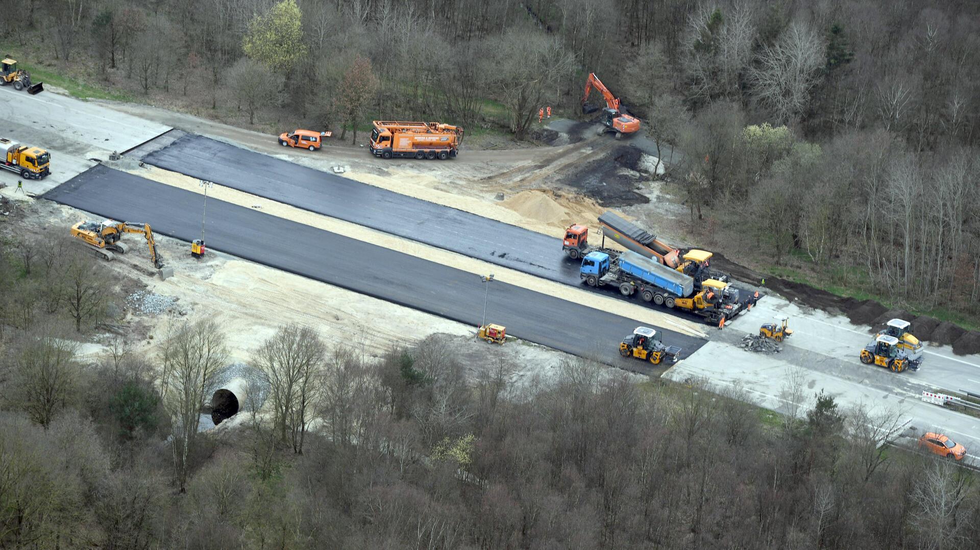 Auf der A27 wird die Asphalttragschicht neu verlegt. 
