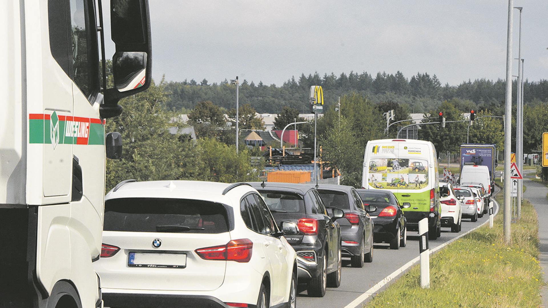 Auf der Bremervörder Ortsumgehung (K125) bilden sich jetzt lange Staus. Die Ampel an der Kreuzung Wesermünder Straße/Gutenbergstraße lässt während einer Grünphase nur wenige Fahrzeuge Richtung Innenstadt abbiegen.