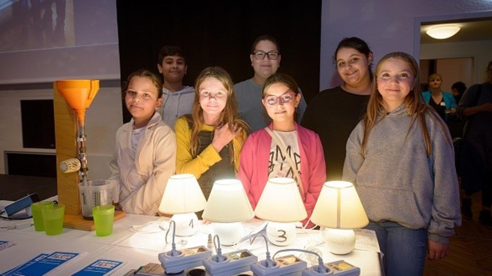 Auf der Jubiläumsfeier zeigten Rana, Kenan, Aelena, Omran, Shayla, Jillan und Marly (von rechts) aus der Klasse 6R der Schule am Ernst-Reuter-Platz, wie man leicht Strom sparen kann.