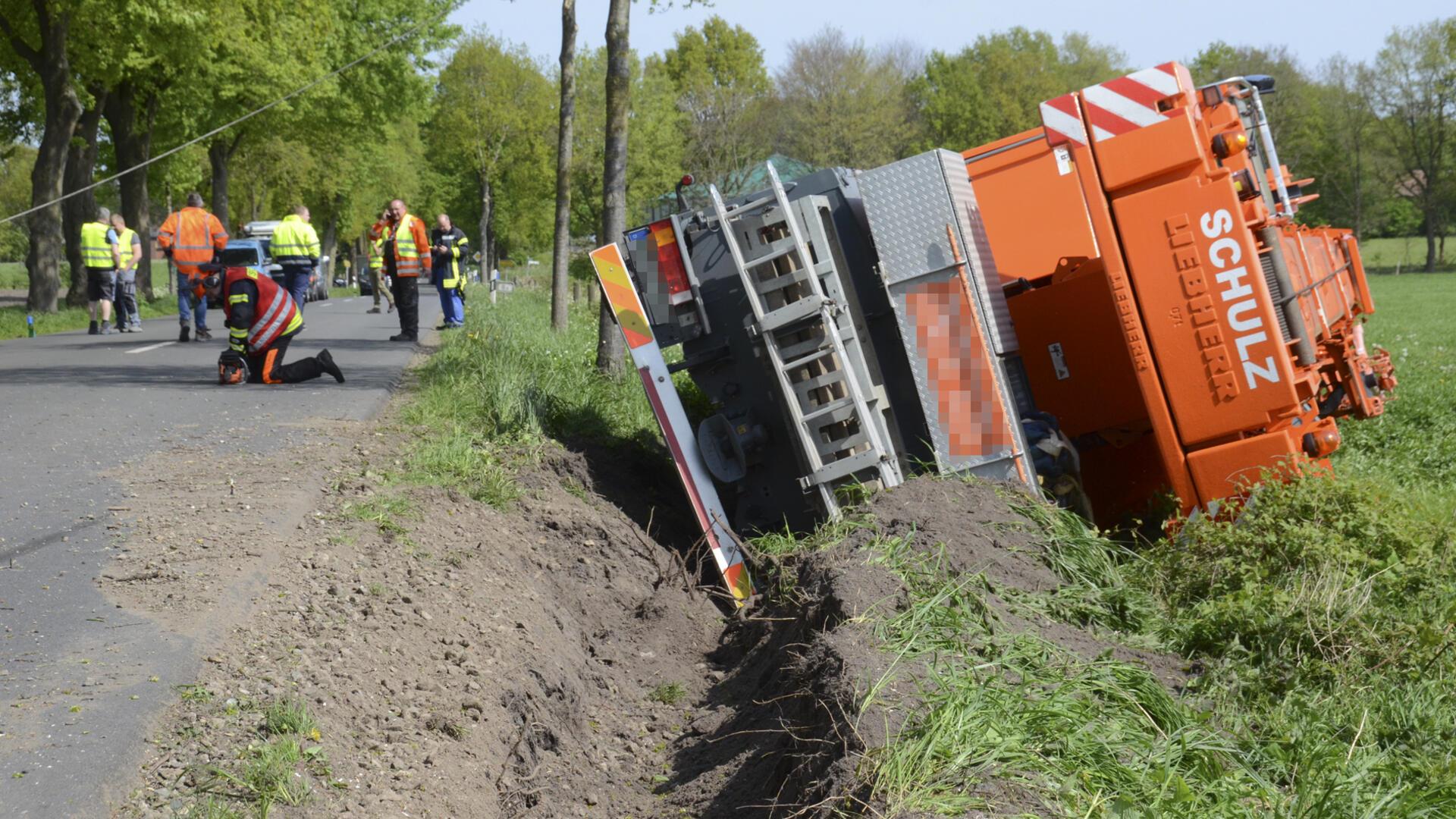 Auf der K109 kippte am Dienstag dieser 40 Tonnen schwere Kranwagen in den Seitenraum. Die Straße in der Samtgemeinde Selsingen musste zwischen Fehrenbruch und Grafel komplett für den Verkehr gesperrt werden.