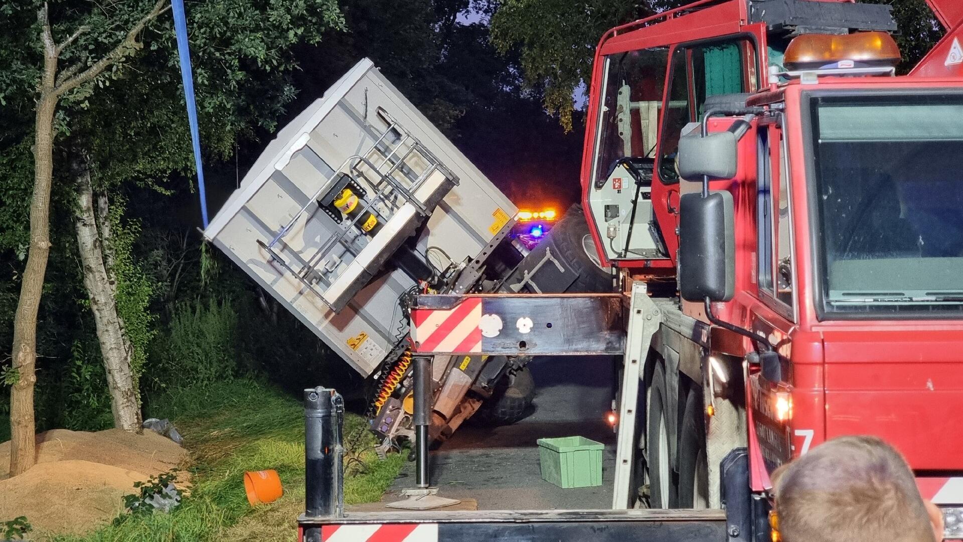 Auf der Landesstraße 118 bei Wanna kippte am Sonnabend ein mit 20 Tonnen beladener Anhänger um und verlor seine Ladung. 