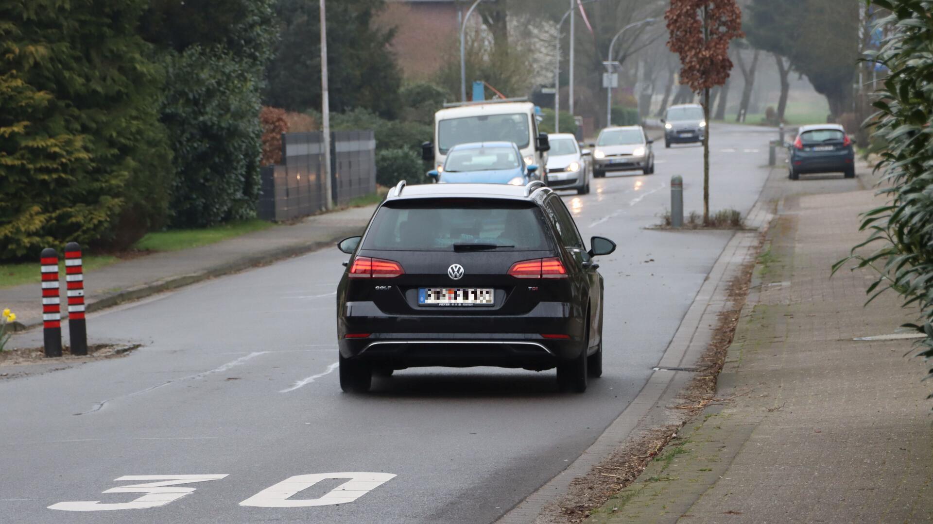 Auf der Langen Straße an der Einmündung Frankenbosteler Straße werde, trotz Zone 30, zu schnell gefahren, meint die Elsdorfer Arbeitsgruppe Verkehr.