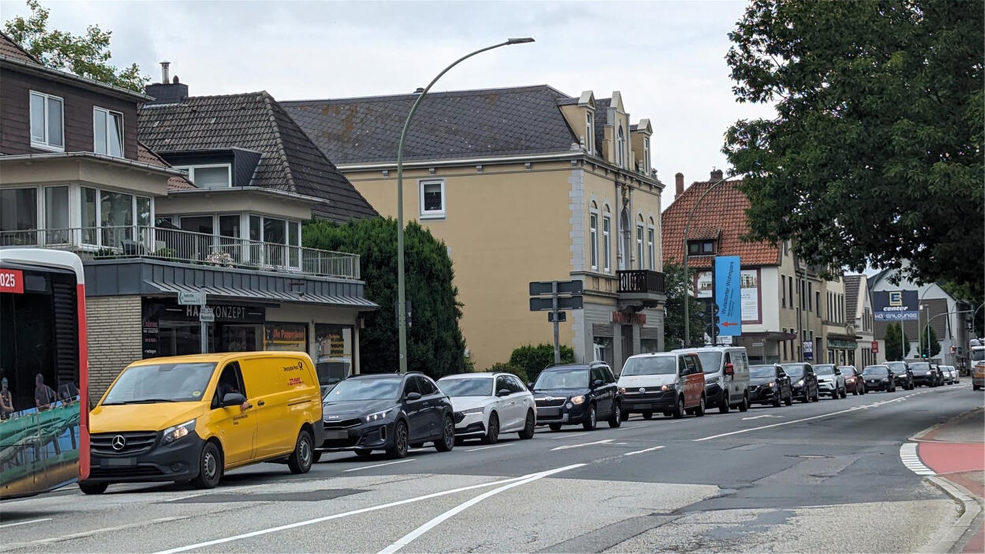 Eine Autoschlange auf der Weserstraße in Bremerhaven-Wulsdorf.