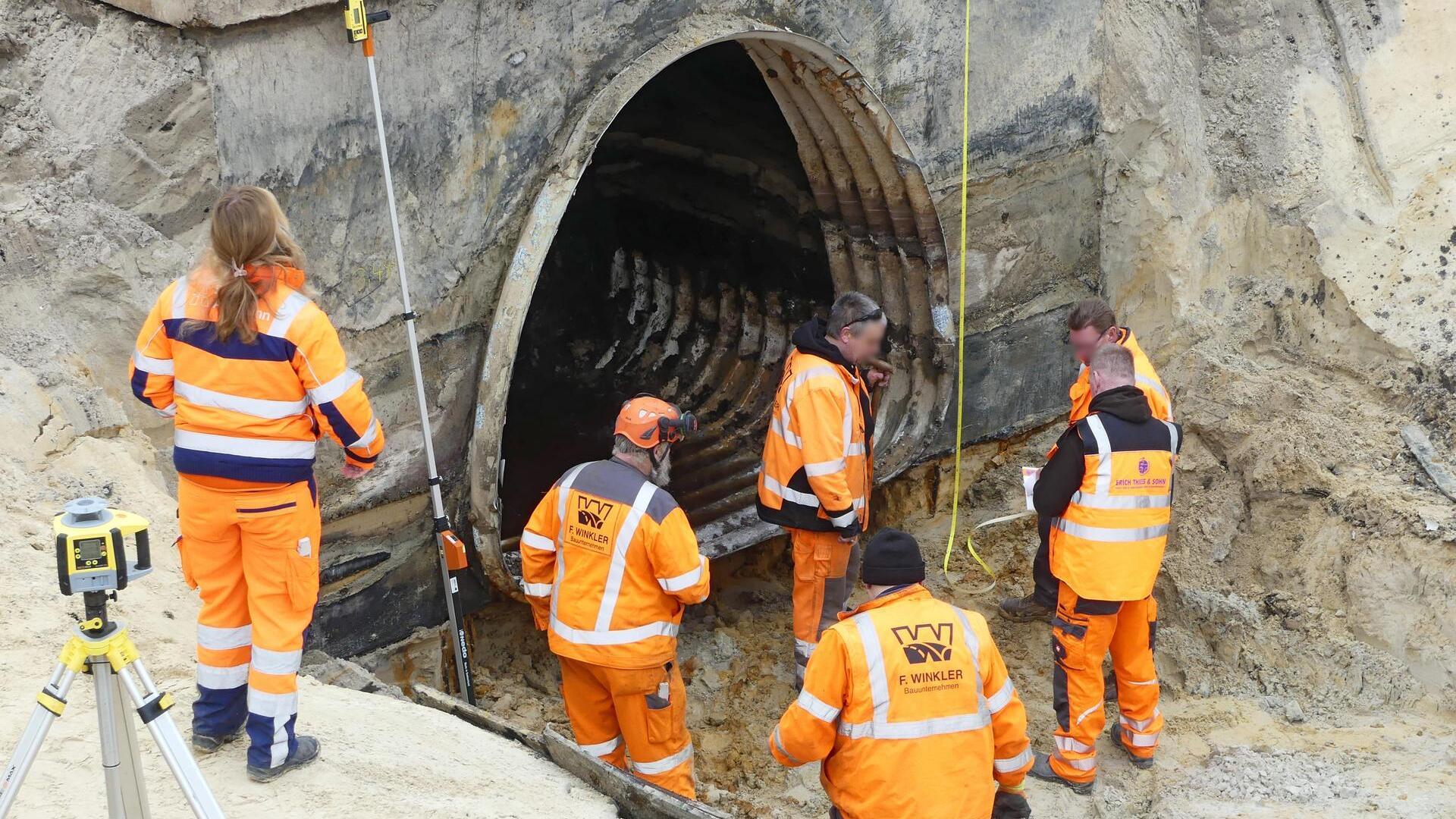 Auf der Westseite des Grabens wird der alte Ausgang aus Beton weiter verwendet. 