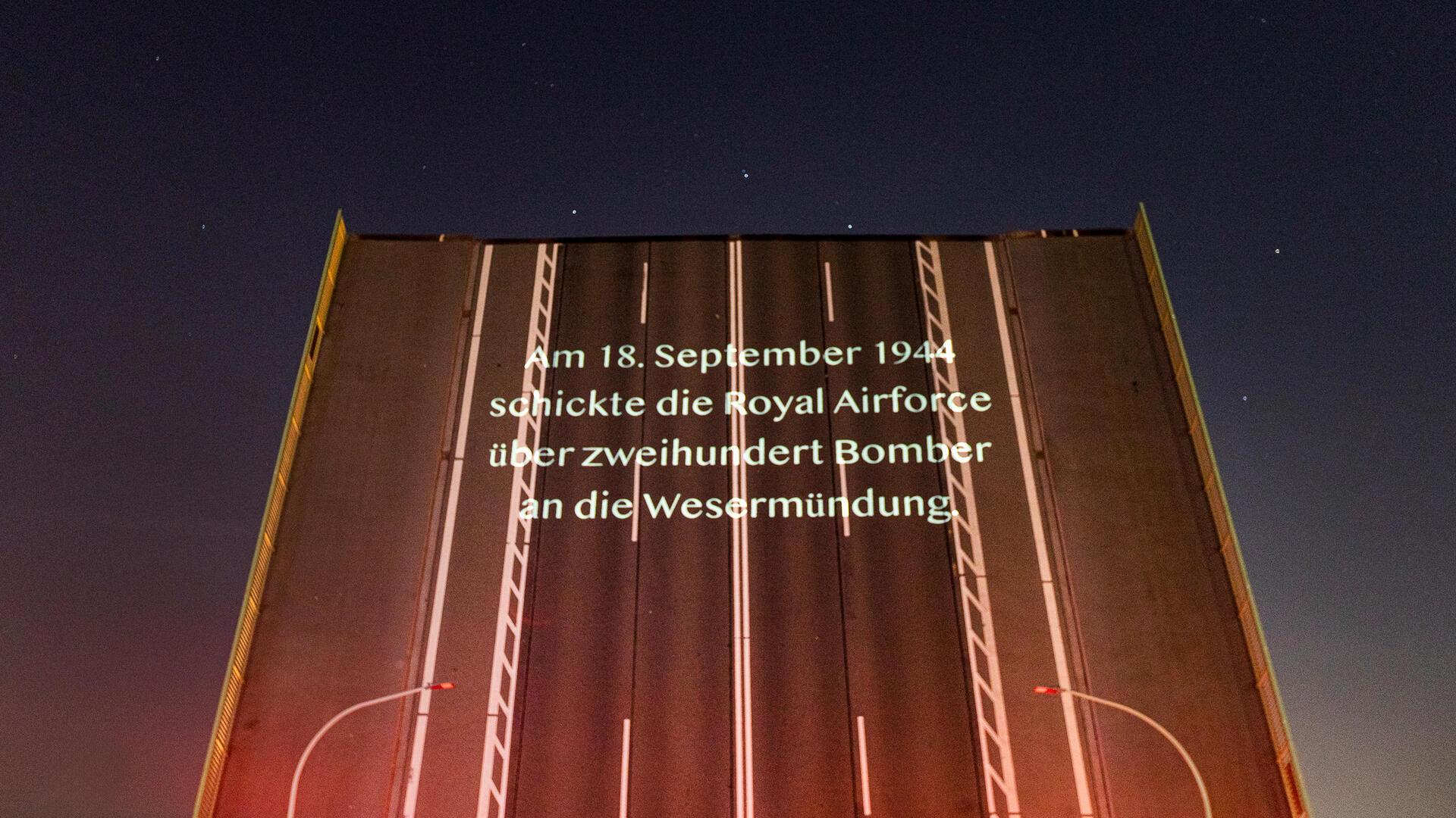 Auf der hochgeklappten Kennedybrücke wurde die Lichtinstallation gezeigt. Beeindruckend.