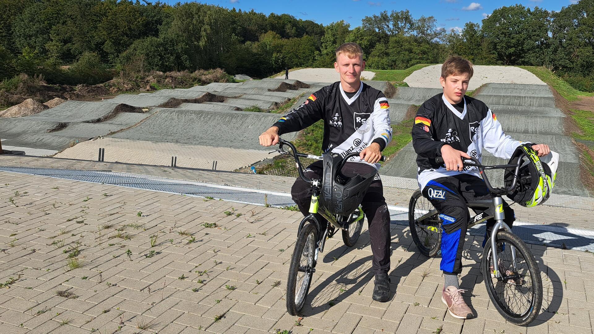 Auf der neuen BMX-Strecke in Langen: Robin Böhning (25) und Moritz Schwesinger (14) gehören zu den ersten Mitgliedern des Radsport-Club Geestland.