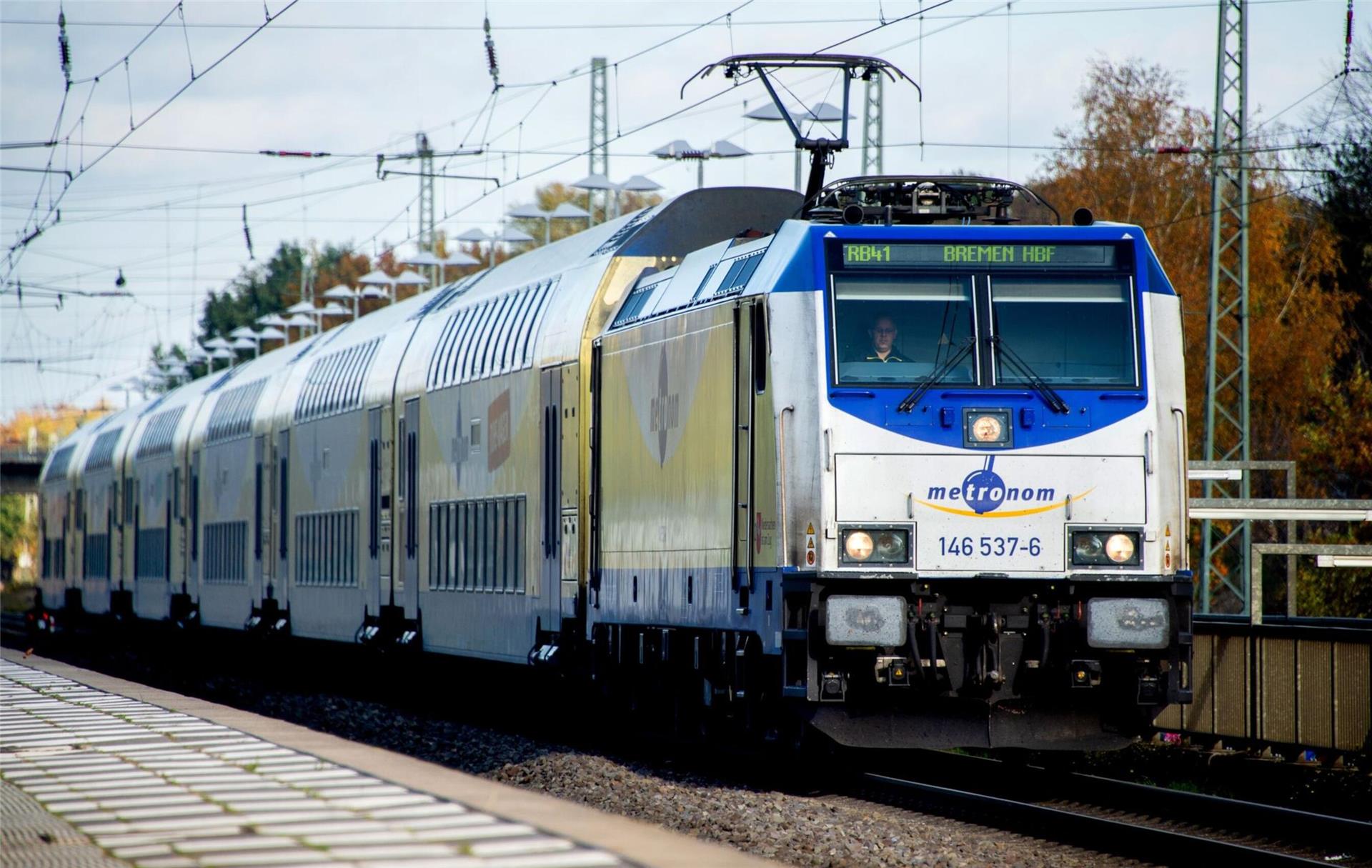 Ein Metronom hält an einem Bahnsteig.