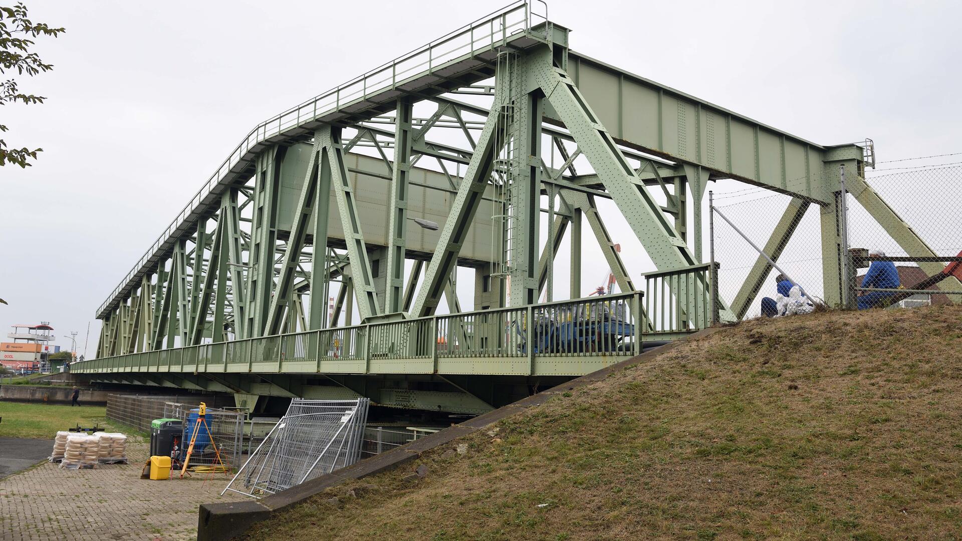 Grüne Stahlbrücke