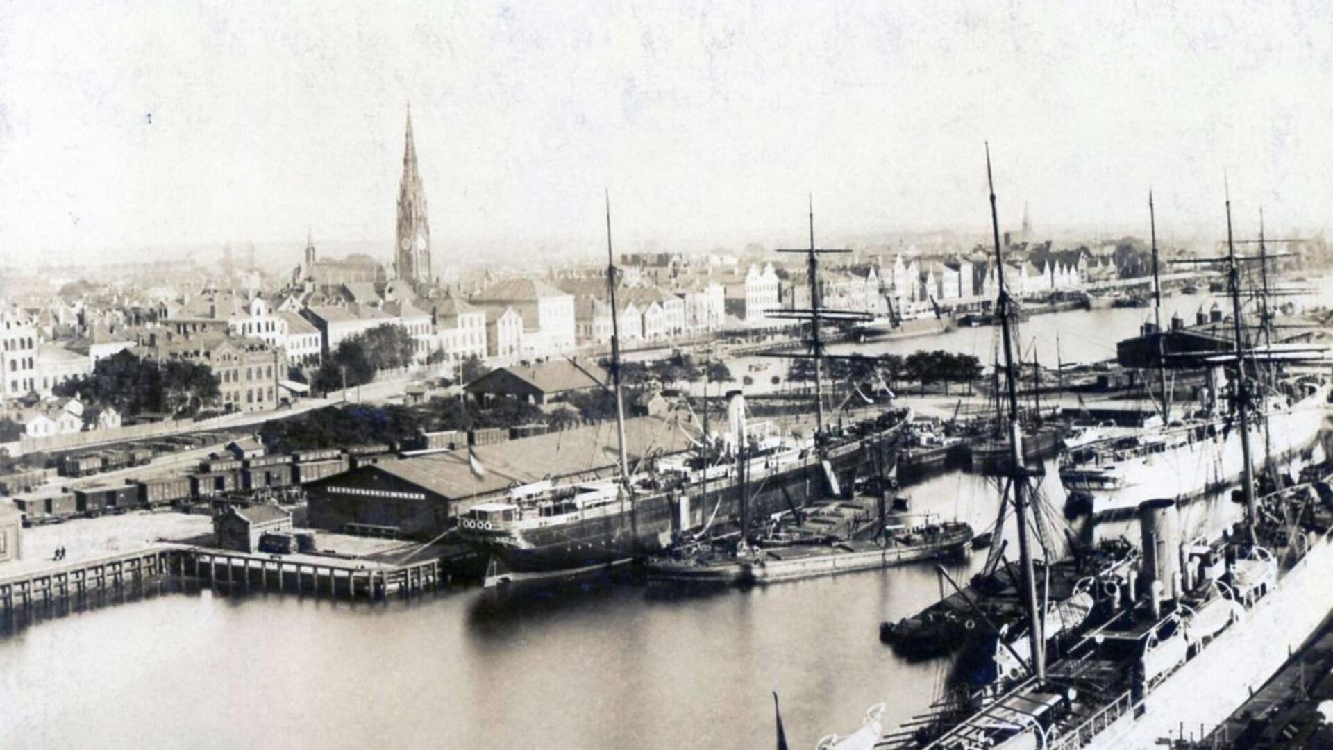 Auf dieser undatierten Aufnahme sind der Neue und der Alte Hafen (im Hintergrund) noch nicht verbunden. Der Verbindungskanal wurde erst zwischen 1926 und 1928 gebaut.