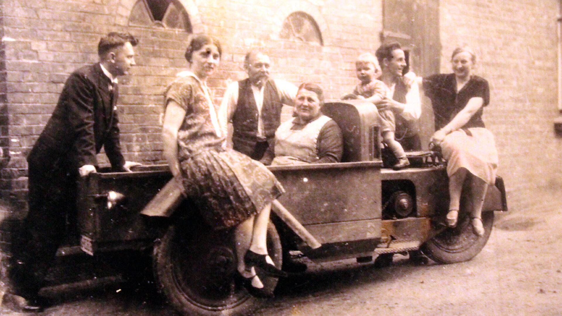 Ein historisches Foto von der Familie Schenckenberg auf dem Lastenkarren Goliath