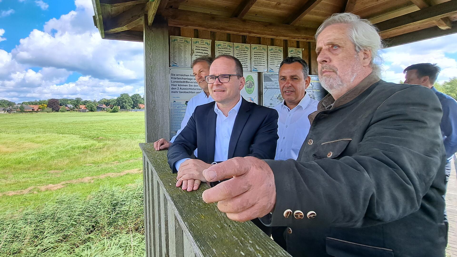 Guido Dieckmann (v.l.), Grant Hendrik Tonne, Oliver Lottke und Hermann Kück auf einem Aussichtsturm im Otterbiotop Lunestedt.