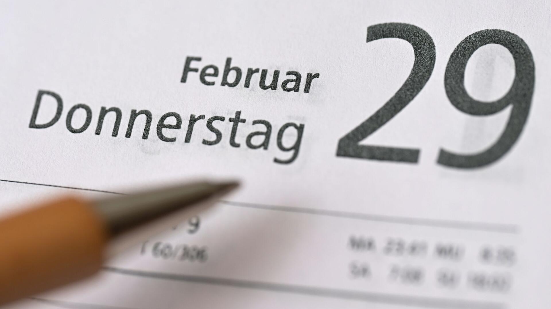 Auf einem Kalenderblatt steht das Datum Donnerstag 29. Februar 2024.